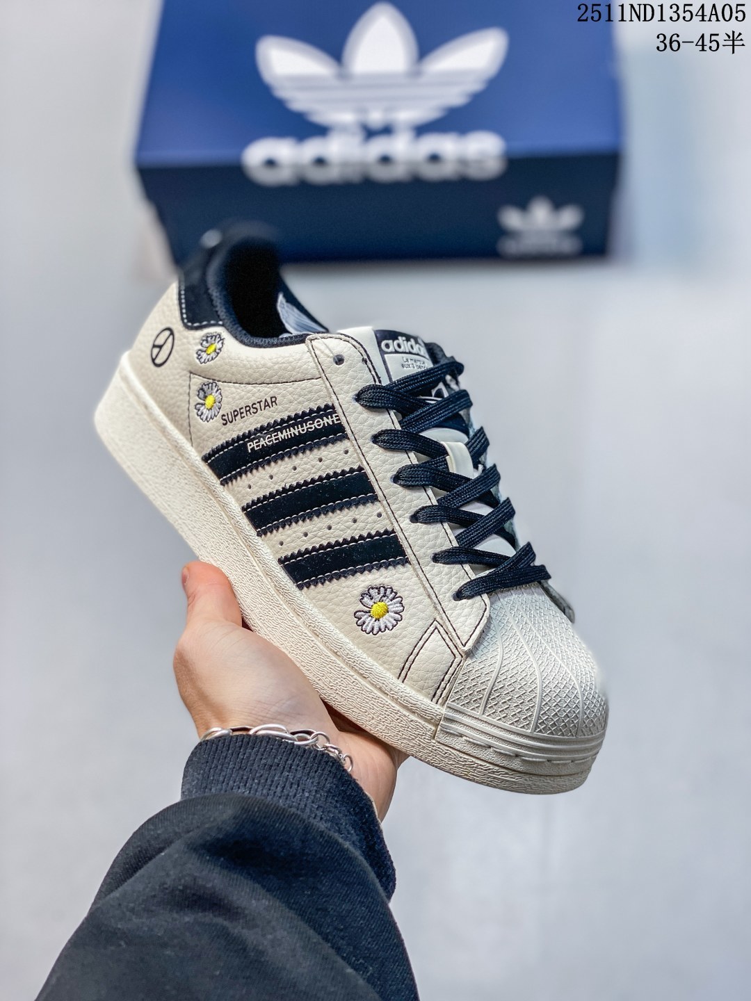 💰140 公司级
高端定制adidas贝壳头 “斯图西联名联名-橄榄绿”LV印花效果 高端定制 低帮休闲板鞋 定制鞋盒 大厂品质出货 超高清洁度 皮料切割干净无任何毛边 细节完美 
货号：DS0019
Size:36 36.5 37.5 38 38.5 39 40 40.5 41 42 42.5 43 44 44.5 45
11ND1354A05