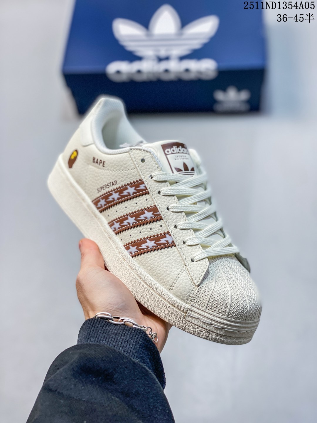 💰140 公司级
高端定制adidas贝壳头 “斯图西联名联名-橄榄绿”LV印花效果 高端定制 低帮休闲板鞋 定制鞋盒 大厂品质出货 超高清洁度 皮料切割干净无任何毛边 细节完美 
货号：DS0019
Size:36 36.5 37.5 38 38.5 39 40 40.5 41 42 42.5 43 44 44.5 45
11ND1354A05