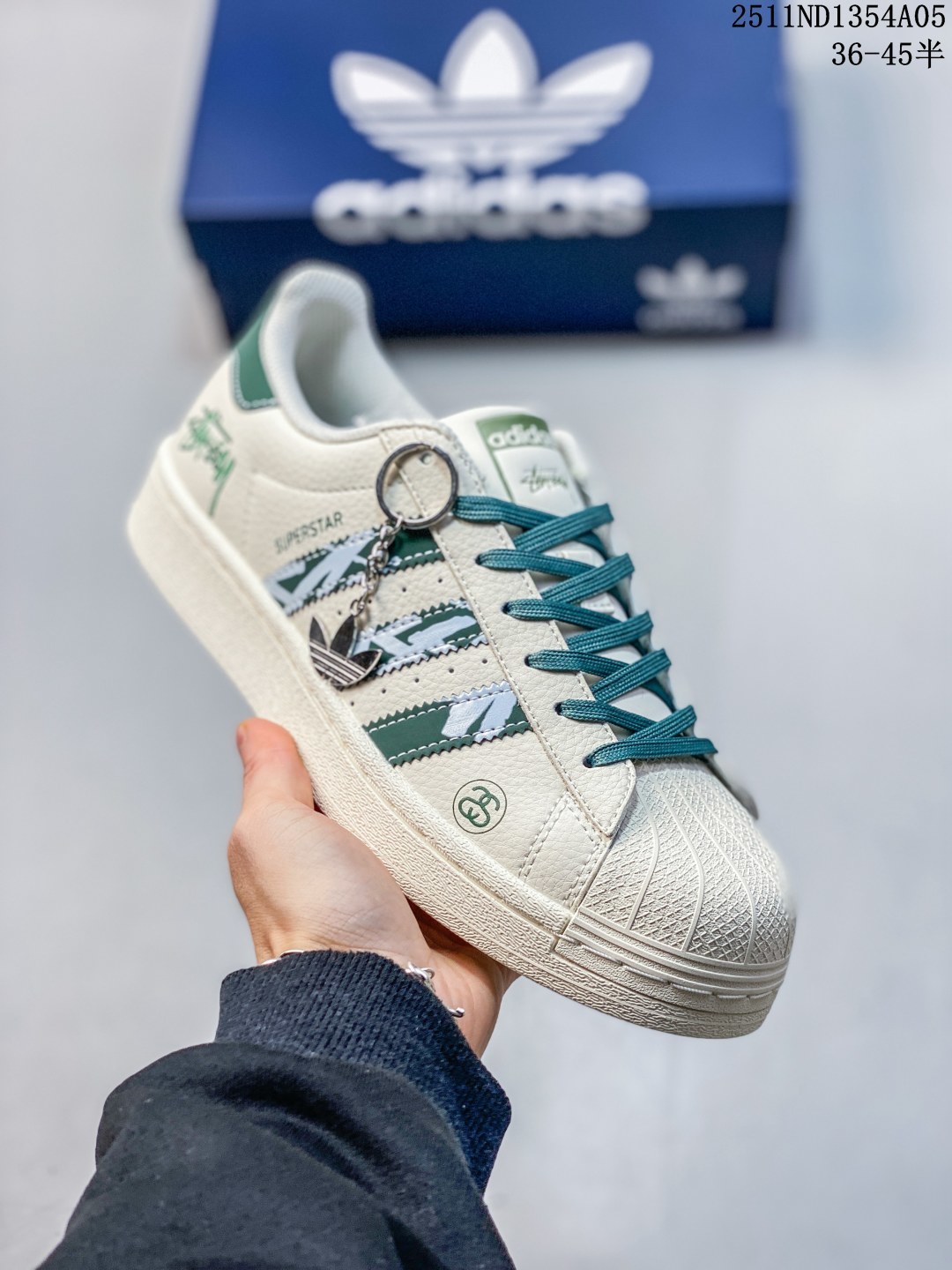 💰140 公司级
高端定制adidas贝壳头 “斯图西联名联名-橄榄绿”LV印花效果 高端定制 低帮休闲板鞋 定制鞋盒 大厂品质出货 超高清洁度 皮料切割干净无任何毛边 细节完美 
货号：DS0019
Size:36 36.5 37.5 38 38.5 39 40 40.5 41 42 42.5 43 44 44.5 45
11ND1354A05