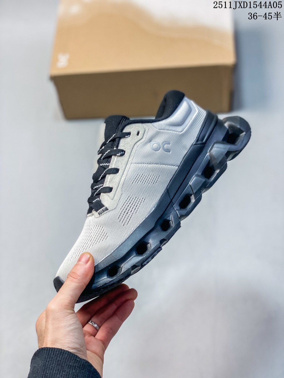 💰200 公司级
On昂跑 Cloudflver5户外街头机能风跑步鞋
户外机能融合街头潮流
越界开启全新都市探索
CloudTec专利科技鞋底搭载耐温耐用革新中底泡棉 同时以摇椅圆弧的机能感轮廓 
带来流畅平稳的迈步 轻量透气的工程网格结合环保人造麂皮 衬托出活力醒目的视觉效果 饰有品牌Logo的TPU鞋带扣 让系带方式别具一格 
是日常穿搭、旅行和城市探索的理想之选
11JXD1544A05