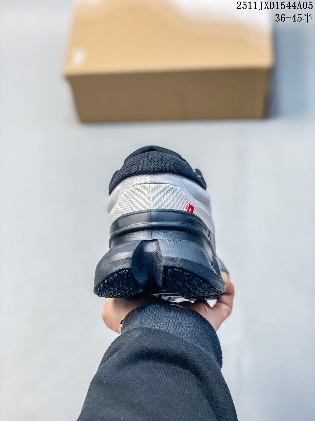 💰200 公司级
On昂跑 Cloudflver5户外街头机能风跑步鞋
户外机能融合街头潮流
越界开启全新都市探索
CloudTec专利科技鞋底搭载耐温耐用革新中底泡棉 同时以摇椅圆弧的机能感轮廓 
带来流畅平稳的迈步 轻量透气的工程网格结合环保人造麂皮 衬托出活力醒目的视觉效果 饰有品牌Logo的TPU鞋带扣 让系带方式别具一格 
是日常穿搭、旅行和城市探索的理想之选
11JXD1544A05