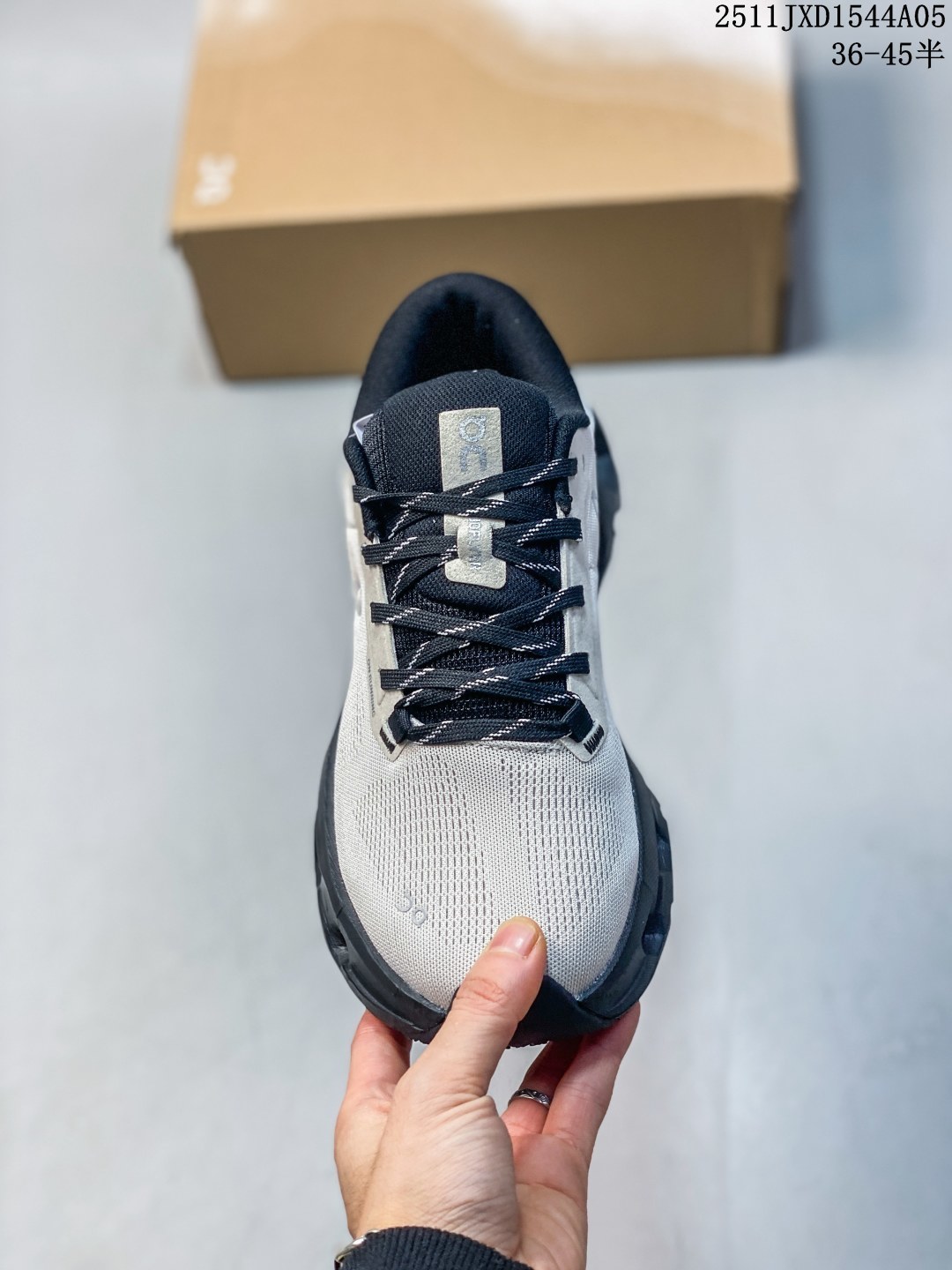 💰200 公司级
On昂跑 Cloudflver5户外街头机能风跑步鞋
户外机能融合街头潮流
越界开启全新都市探索
CloudTec专利科技鞋底搭载耐温耐用革新中底泡棉 同时以摇椅圆弧的机能感轮廓 
带来流畅平稳的迈步 轻量透气的工程网格结合环保人造麂皮 衬托出活力醒目的视觉效果 饰有品牌Logo的TPU鞋带扣 让系带方式别具一格 
是日常穿搭、旅行和城市探索的理想之选
11JXD1544A05