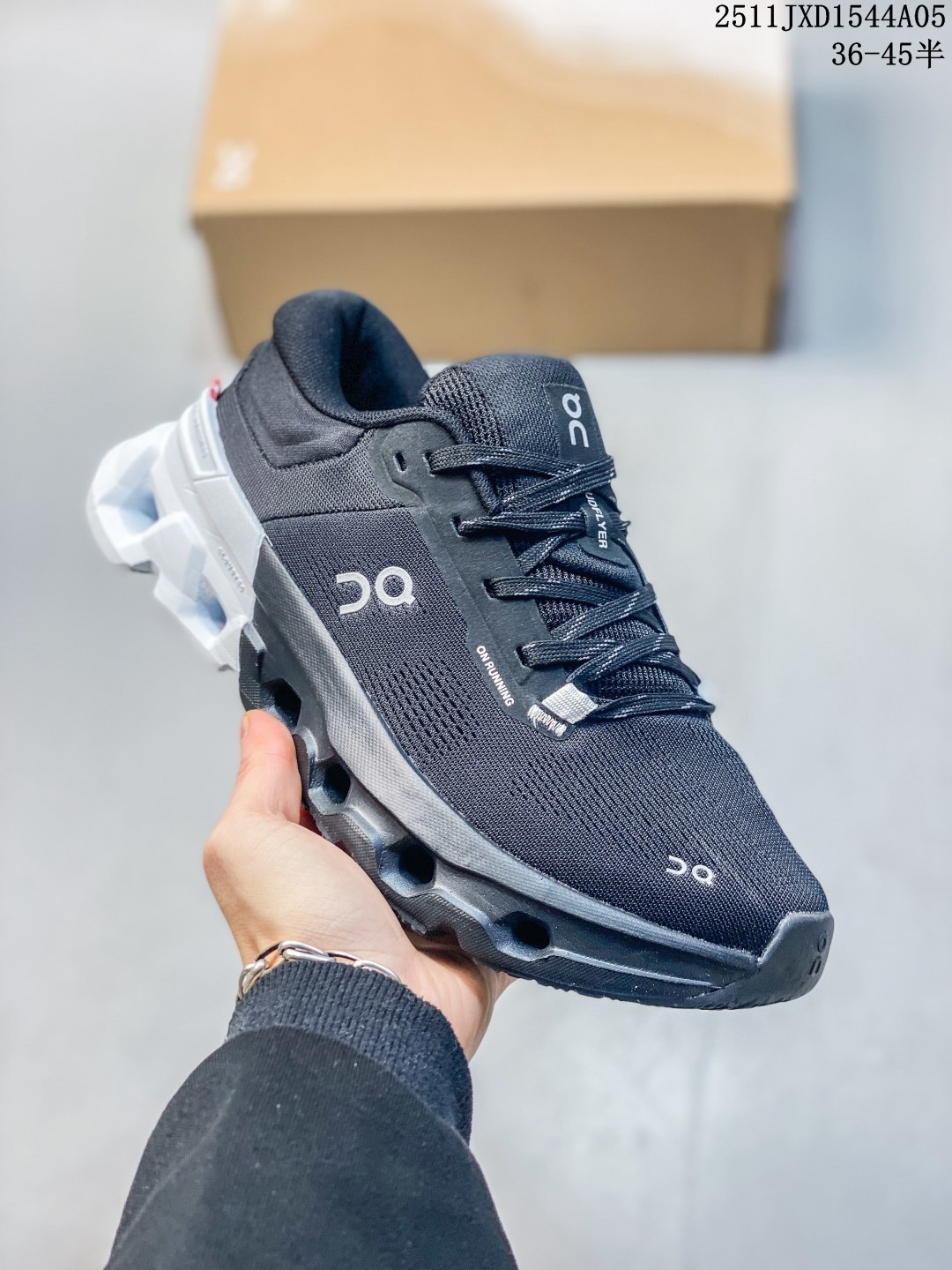 💰200 公司级
On昂跑 Cloudflver5户外街头机能风跑步鞋
户外机能融合街头潮流
越界开启全新都市探索
CloudTec专利科技鞋底搭载耐温耐用革新中底泡棉 同时以摇椅圆弧的机能感轮廓 
带来流畅平稳的迈步 轻量透气的工程网格结合环保人造麂皮 衬托出活力醒目的视觉效果 饰有品牌Logo的TPU鞋带扣 让系带方式别具一格 
是日常穿搭、旅行和城市探索的理想之选
11JXD1544A05