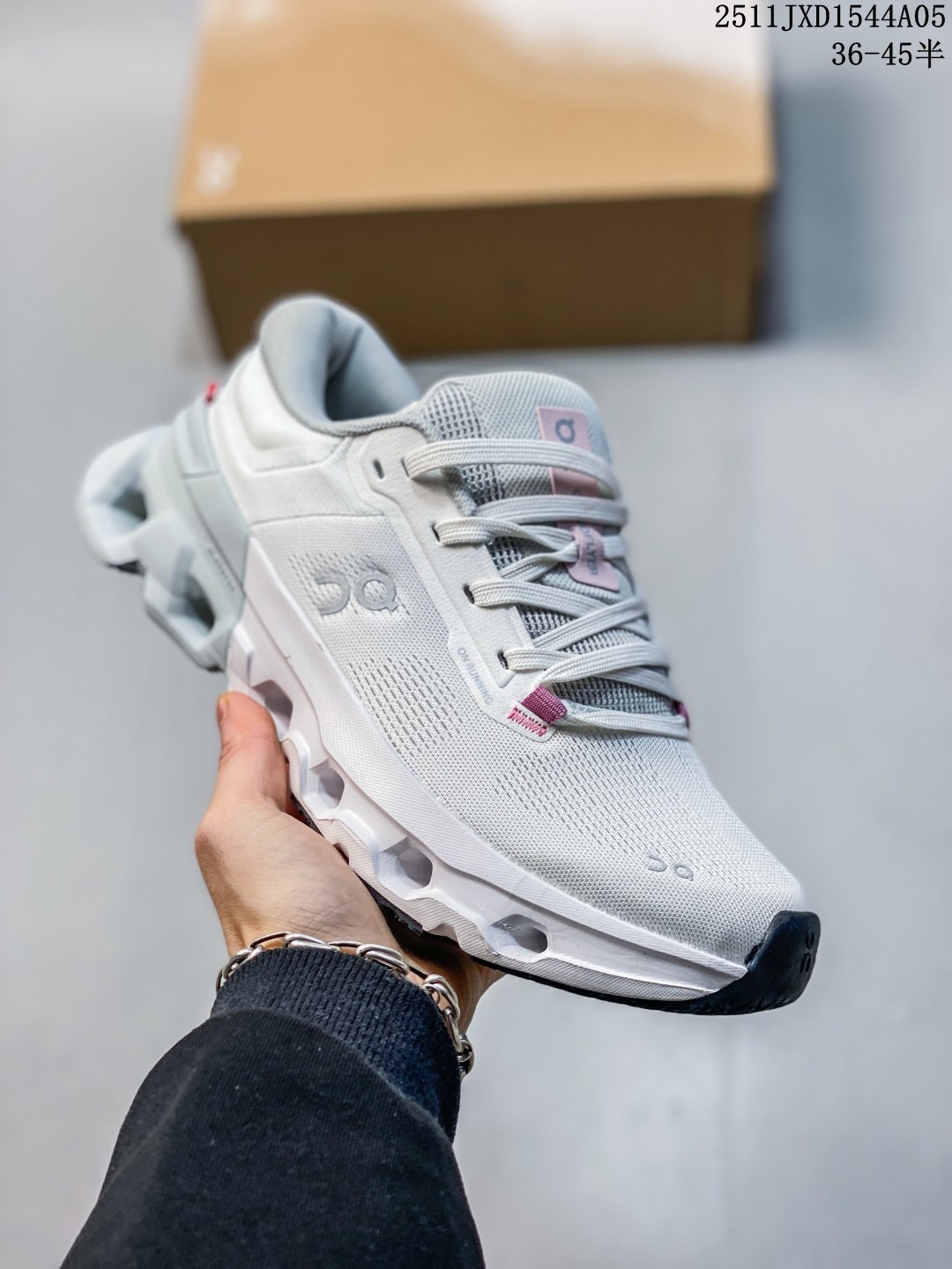 🈴 💰200 公司级
On昂跑 Cloudflver5户外街头机能风跑步鞋
户外机能融合街头潮流
越界开启全新都市探索
CloudTec专利科技鞋底搭载耐温耐用革新中底泡棉 同时以摇椅圆弧的机能感轮廓 
带来流畅平稳的迈步 轻量透气的工程网格结合环保人造麂皮 衬托出活力醒目的视觉效果 饰有品牌Logo的TPU鞋带扣 让系带方式别具一格 
是日常穿搭、旅行和城市探索的理想之选
11JXD1544A05