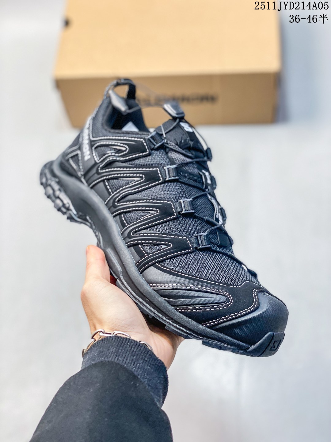 💰210
【公司级】SALOMON萨洛蒙 XA PRO 3D 户外运动 网布减震防滑透气 低帮跑步鞋 男女同款款运动鞋 沙场灰#萨洛蒙xapro3D 大面积的织物材质让质感超级棒。鞋腰侧身还有3D反光效果，夜里穿也更酷炫！鞋头、鞋带内里和两边都标注了鞋款系列信息，整体造型流畅，适合户外登山或者日常运动。后跟的TPU材质包裹，包裹感非常强，给人一种满满的安全感。 #SALOMON萨洛蒙  #萨洛蒙XA新配色  @salomon萨洛蒙

尺码:  36-46带半码
11JYD214A05