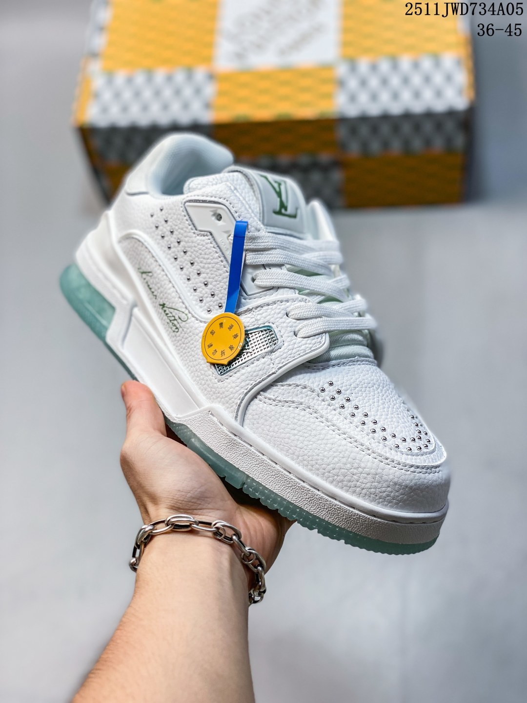 💰220
路易威登 Louis Vuitton LV路易威登板鞋 时尚运动鞋潮厚底增高男女鞋。舒适防滑底和百搭性霸屏整个时尚娱乐圈,细节调整完美主义!采用柔软皮革帆布拼接鞋面,独家开模大底, 侧边采用3D打印标志性Logo 尽显贵族时尚气息,配带正品全套包装。全新LV路易威登Louis vuitton Trainer Sneaker Low 休闲运动文化百搭板鞋。
类型:男女鞋
尺码:36-45
11JWD734A05