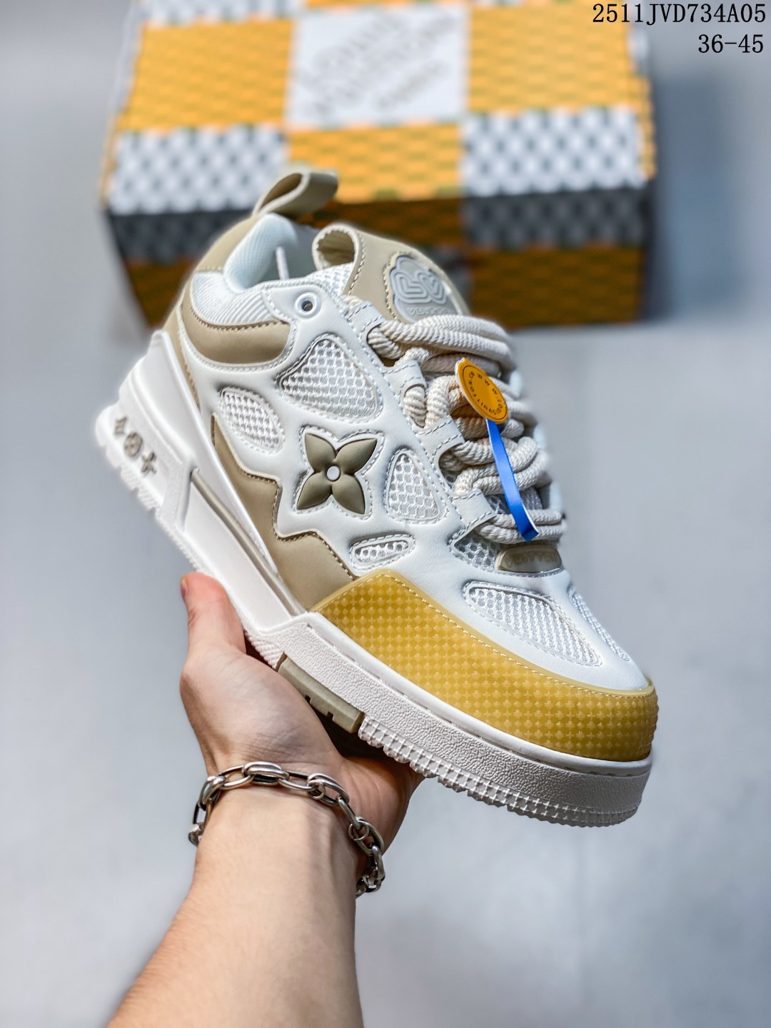 LV Skate Sneaker LV面包鞋 路易威登 2025年新款运动板鞋 蛇年限定 春夏秀场初次亮相,此次以粒面牛皮革焕新呈现.加垫鞋领和鞋舌援引滑板鞋设计,科技鞋带和橡胶外底完善整体.粒面牛皮革网面拼接鞋面,橡胶外底,鞋舌和鞋底 后部饰有 LV 标识. JVD734A05