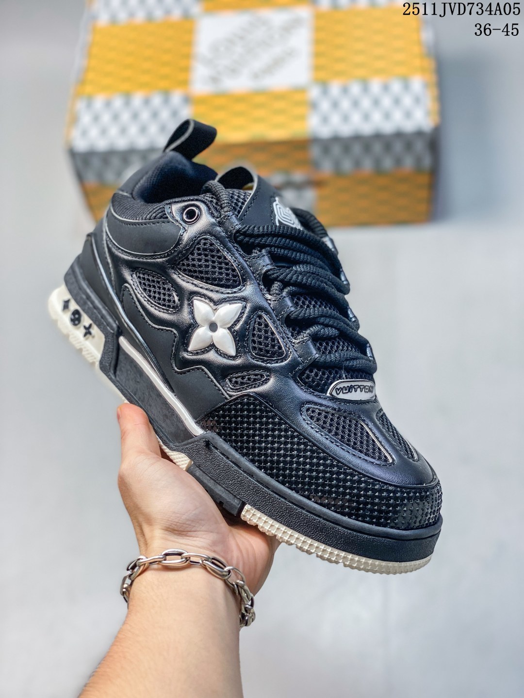 LV Skate Sneaker LV面包鞋 路易威登 2025年新款运动板鞋 蛇年限定 春夏秀场初次亮相,此次以粒面牛皮革焕新呈现.加垫鞋领和鞋舌援引滑板鞋设计,科技鞋带和橡胶外底完善整体.粒面牛皮革网面拼接鞋面,橡胶外底,鞋舌和鞋底 后部饰有 LV 标识. JVD734A05