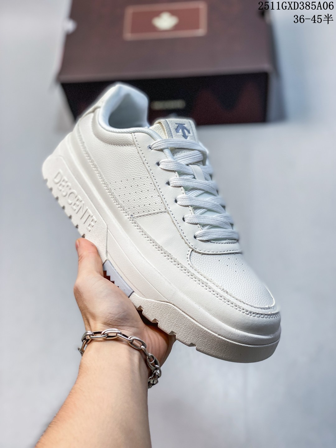 💰300。纯原 迪桑特DESCENTE Dualis DE Board运动舒适 低帮 生活休闲鞋 男款 巧克力色 DESCENTE(迪桑特)创立于1935年,品牌名取自法语词汇,意为“滑降”。品牌箭头标识代表滑雪的三种技术“高速直线滑行”、“穿越”和“侧滑”,也寓意品牌在打造高端专业运动产品中不断追求完美的创新精神,致力于成为中国高端专业滑雪、综训、女子、铁人三项、高尔夫的第一品牌。实拍调校N版已经零色差零失真 百分百还原实物色彩所见即所得 不存在货不对板色差等低级问题 选购参考实物拍摄 不混卖不参货 只用心做好货严格选品 承诺混一赔十 SIZE:36 36.5 37.5 38 38.5 39 40 40.5 41 42 42.5 43 44 44.5 45 11GXD385A06