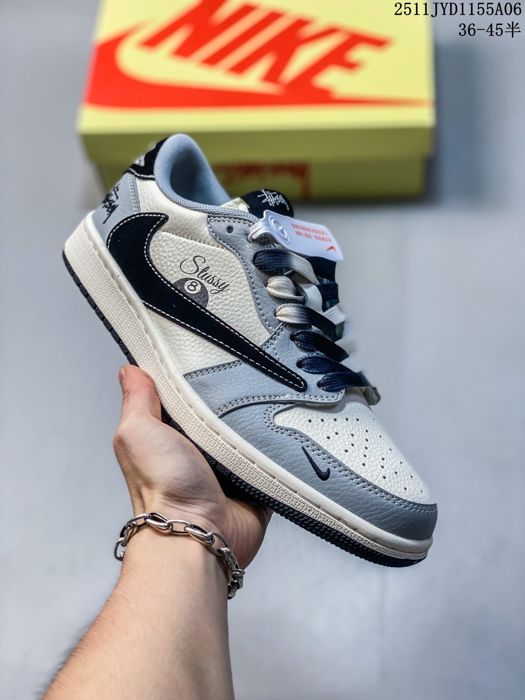 公司级 Louis Vuitton x Air Jordan 1 Low 烟花浅蓝 此款主张打破传统的工业化流水线设计限制,以Made by ideas的超级创意为理念,集结众多潮流设计师,结合时下最ing潮流风尚,为潮流爱好者打造彰品自我的专属潮品.同时尊重每个年轻人对于潮流的理解与选择,主张“让每个年轻人塑造自己的潮流”. 货号: XS7089-613 JYD1155A06
