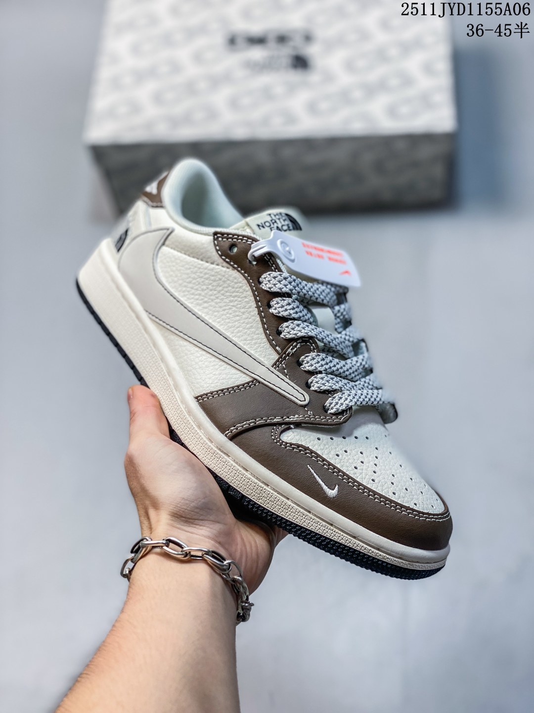公司级 Louis Vuitton x Air Jordan 1 Low 烟花浅蓝 此款主张打破传统的工业化流水线设计限制,以Made by ideas的超级创意为理念,集结众多潮流设计师,结合时下最ing潮流风尚,为潮流爱好者打造彰品自我的专属潮品.同时尊重每个年轻人对于潮流的理解与选择,主张“让每个年轻人塑造自己的潮流”. 货号: XS7089-613 JYD1155A06