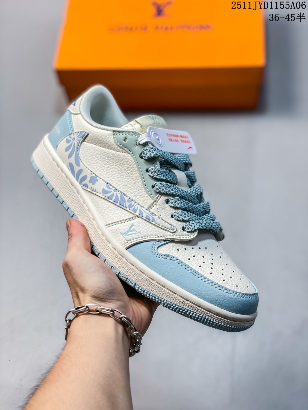 公司级 Louis Vuitton x Air Jordan 1 Low 烟花浅蓝 此款主张打破传统的工业化流水线设计限制,以Made by ideas的超级创意为理念,集结众多潮流设计师,结合时下最ing潮流风尚,为潮流爱好者打造彰品自我的专属潮品.同时尊重每个年轻人对于潮流的理解与选择,主张“让每个年轻人塑造自己的潮流”. 货号: XS7089-613 JYD1155A06