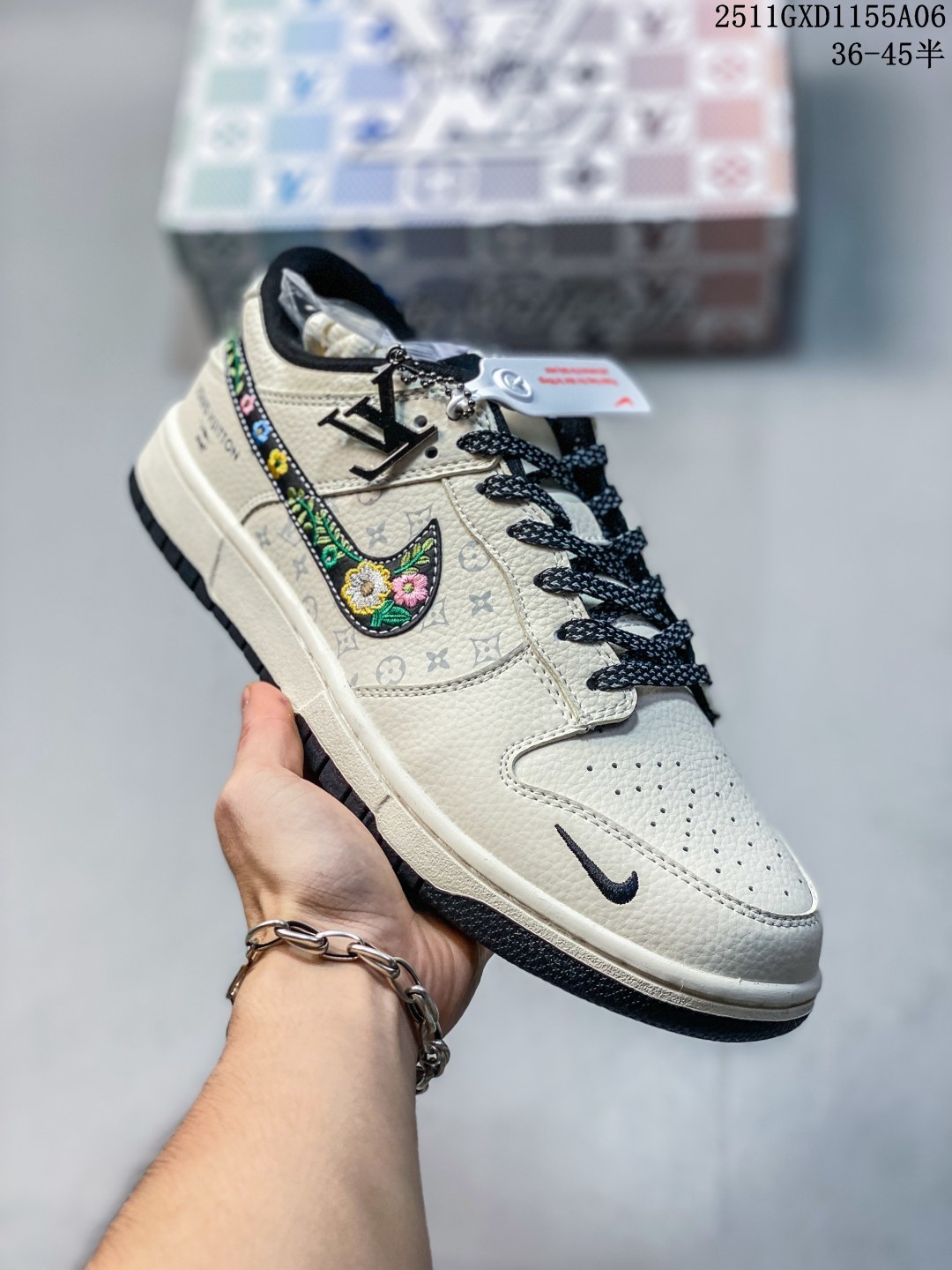 爆款限量发售❤️ 妈妈的爱Just doit 缝的Nike联名 ❤️高端定制 Nike SB Dunk Low “手工刺绣Nike联名 米白黑lv印花” 高端定制 低帮休闲板鞋 定制鞋盒 大厂纯原品质出货 超高清洁度 皮料切割干净无任何毛边 细节完美 货号:DS6608-017 GXD1155A06
