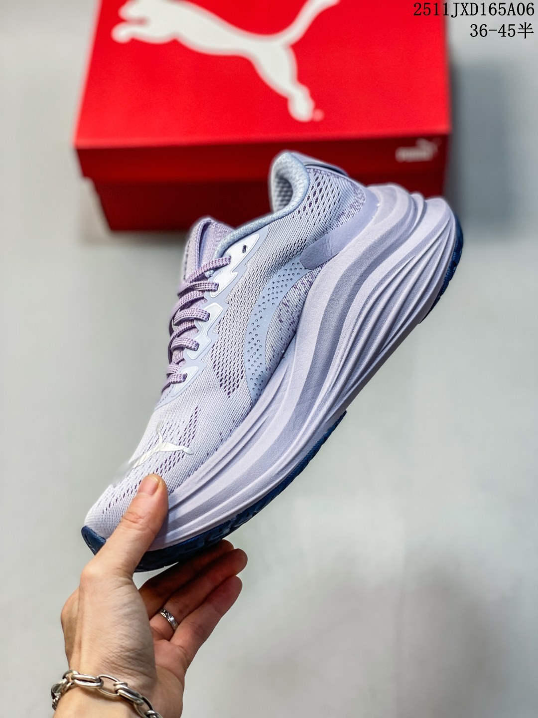 💰200
【公司级】彪马(PUMA) Deviate NITRO 3 男女士2025年新款跑步鞋减震舒适缓冲回弹简约软底运动鞋注氮泡沫橡胶鞋垫耐磨防滑百搭老爹鞋  Deviate Nitro 是 Puma Nitro 系列的新成员，这是一款整体最佳彪马跑鞋。它对稳定性很重要，如果您想在骑行中振作起来，它可以满足要求。它可以做很多事情，但它的亮点在于在路上吞下很长的里程。是的，它可以加快步伐，但考虑到它的重量，它需要你付出更多的努力。优点：稳定而活泼，双密度中底，抓地力外底，舒适的中足，宽敞的脚趾盒，保持双脚安全锁定到位，脚跟滑倒的报告。
11JXD165A06