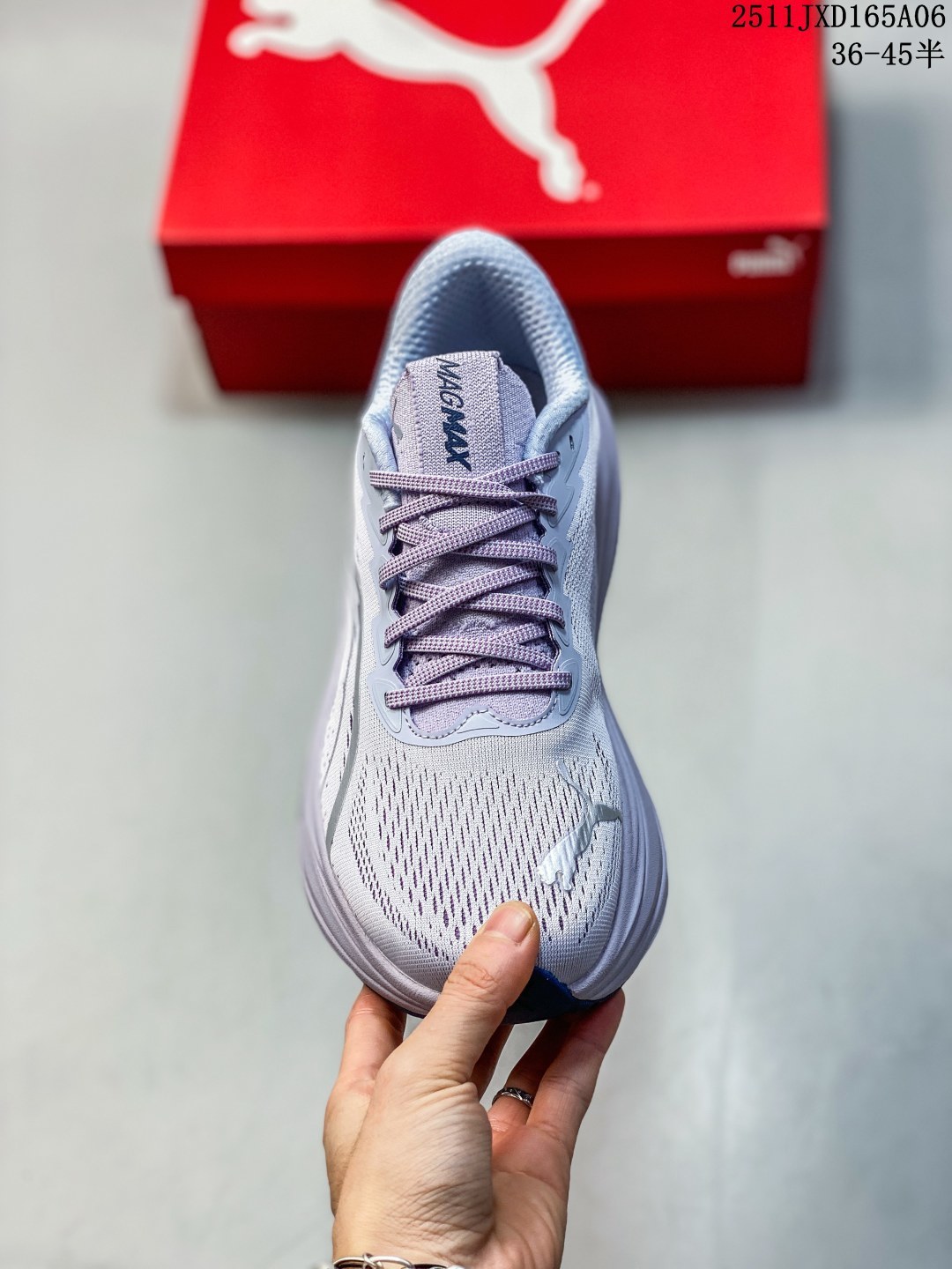 💰200
【公司级】彪马(PUMA) Deviate NITRO 3 男女士2025年新款跑步鞋减震舒适缓冲回弹简约软底运动鞋注氮泡沫橡胶鞋垫耐磨防滑百搭老爹鞋  Deviate Nitro 是 Puma Nitro 系列的新成员，这是一款整体最佳彪马跑鞋。它对稳定性很重要，如果您想在骑行中振作起来，它可以满足要求。它可以做很多事情，但它的亮点在于在路上吞下很长的里程。是的，它可以加快步伐，但考虑到它的重量，它需要你付出更多的努力。优点：稳定而活泼，双密度中底，抓地力外底，舒适的中足，宽敞的脚趾盒，保持双脚安全锁定到位，脚跟滑倒的报告。
11JXD165A06