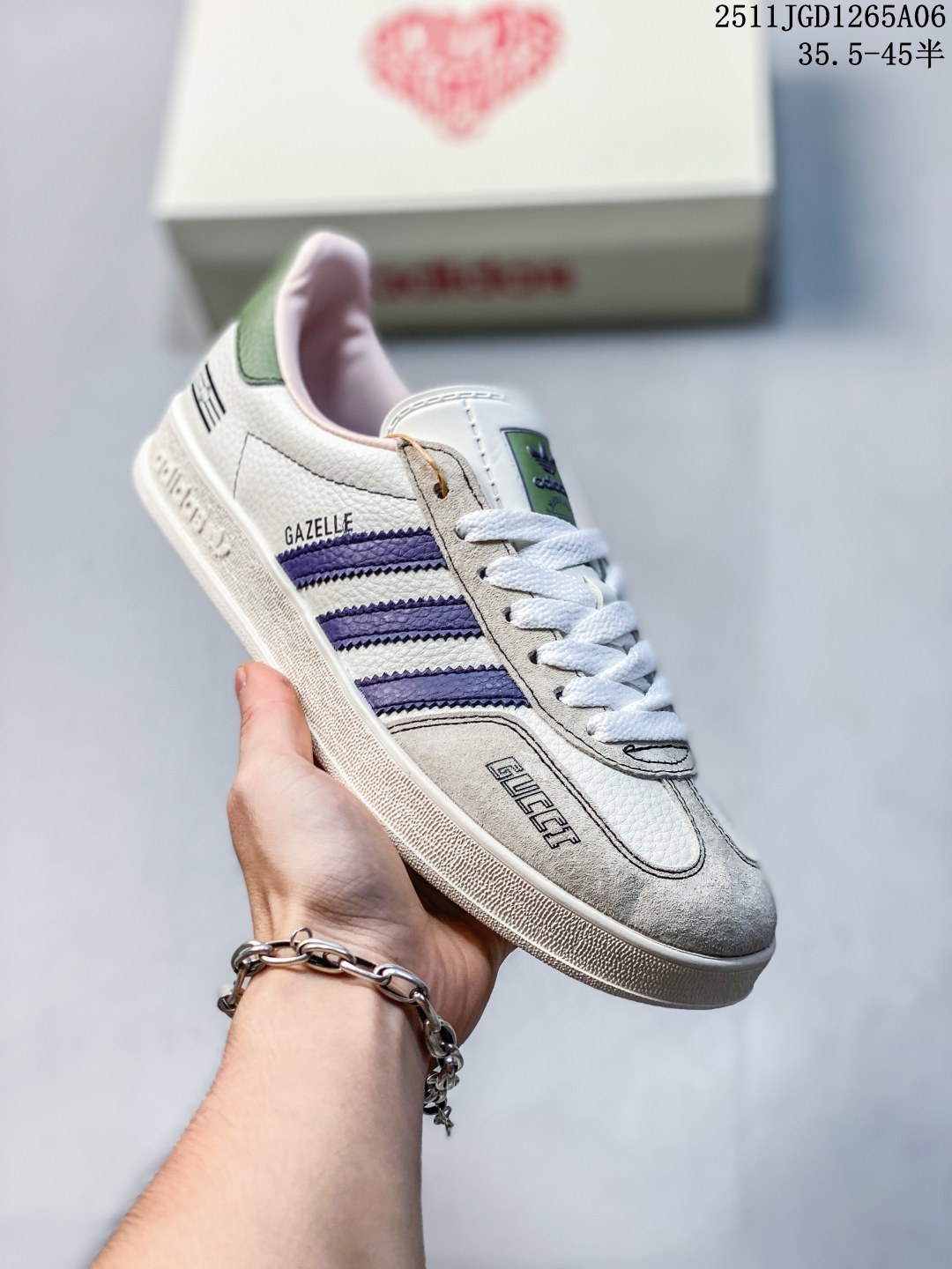 💰180
Adidas Gazelle Indoor x Gucci联名款，经典德训鞋型，皮革+麂皮拼接，灰绿蓝黄配色超有活力计。鞋侧有Adidas三条杠和Gucci标志，联名身份感满满!橡胶鞋底抓地力强。码数：35.5 36 36.5 37.5 38 38.5 39 40 40.5 41 42 42.5 43 44 44.5 45 
11JGD1265A06