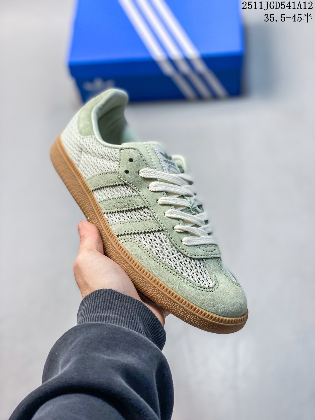 阿迪达斯 德训鞋 ADIDAS ORIGINALS SAMBA OG SHOES 经典运动鞋小白鞋「T头鞋」 彰显休闲摩登风情的时尚经典鞋.它诞生于50年代的足球场,随后走向街头和秀场.adidas Samba自成一格,堪称时尚标杆.这款Samba OG经典鞋,采用皮革鞋面,搭配橡胶外底,舒适休闲.含锯齿三条纹和别致T形鞋头,致敬Samba的传统设计.缀低调烫金细节,更添型格.忠于本源,热爱不老.• 常规版型• 系带设计• 皮革鞋面• 织物衬里• 橡胶外底. 11JGD541A12