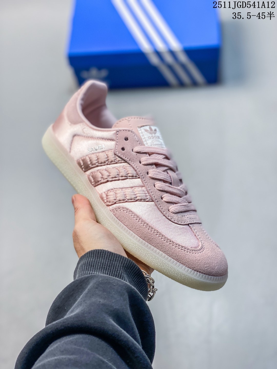 阿迪达斯 德训鞋 ADIDAS ORIGINALS SAMBA OG SHOES 经典运动鞋小白鞋「T头鞋」 彰显休闲摩登风情的时尚经典鞋.它诞生于50年代的足球场,随后走向街头和秀场.adidas Samba自成一格,堪称时尚标杆.这款Samba OG经典鞋,采用皮革鞋面,搭配橡胶外底,舒适休闲.含锯齿三条纹和别致T形鞋头,致敬Samba的传统设计.缀低调烫金细节,更添型格.忠于本源,热爱不老.• 常规版型• 系带设计• 皮革鞋面• 织物衬里• 橡胶外底. 11JGD541A12