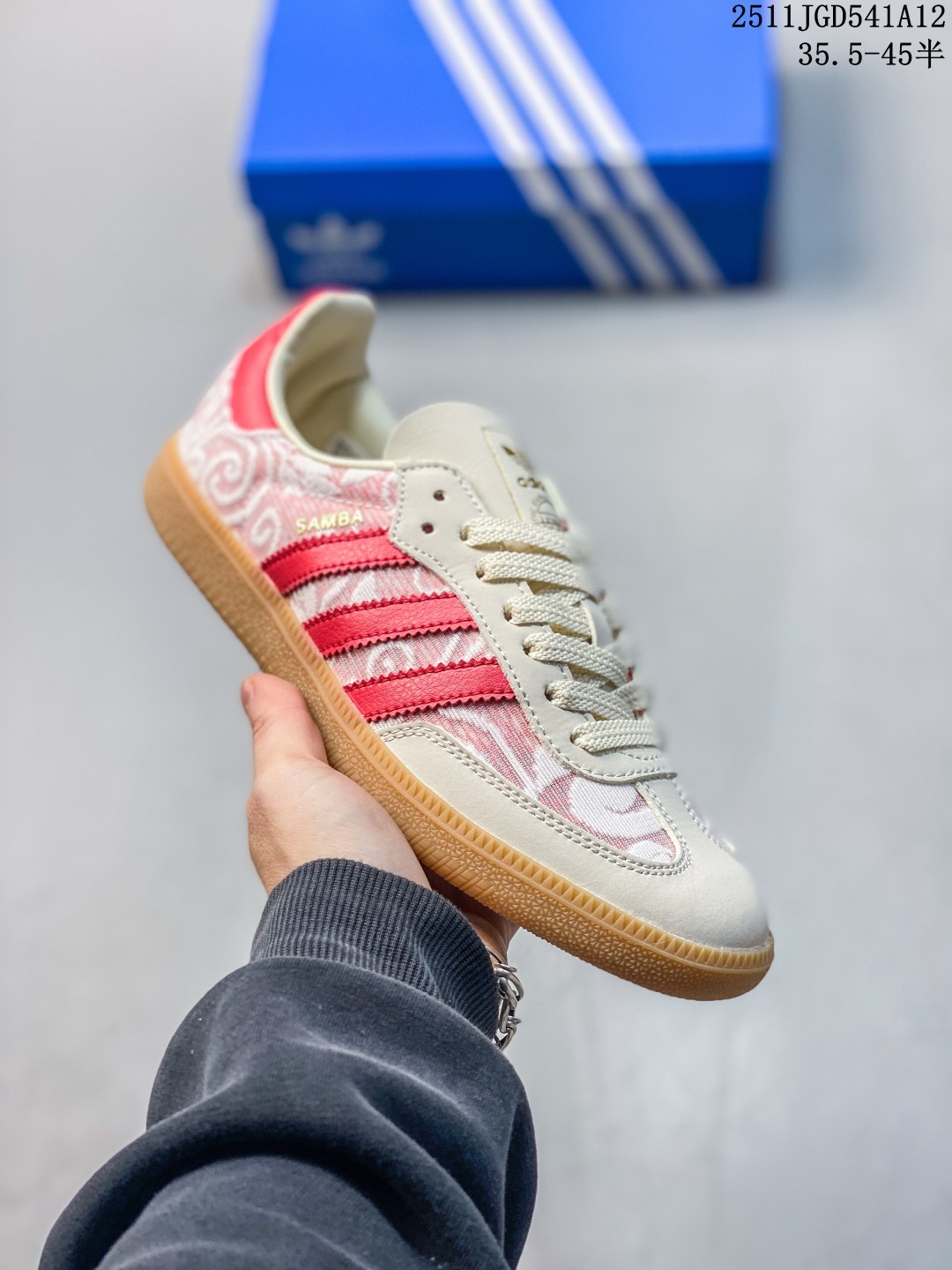 阿迪达斯 德训鞋 ADIDAS ORIGINALS SAMBA OG SHOES 经典运动鞋小白鞋「T头鞋」 彰显休闲摩登风情的时尚经典鞋.它诞生于50年代的足球场,随后走向街头和秀场.adidas Samba自成一格,堪称时尚标杆.这款Samba OG经典鞋,采用皮革鞋面,搭配橡胶外底,舒适休闲.含锯齿三条纹和别致T形鞋头,致敬Samba的传统设计.缀低调烫金细节,更添型格.忠于本源,热爱不老.• 常规版型• 系带设计• 皮革鞋面• 织物衬里• 橡胶外底. 11JGD541A12