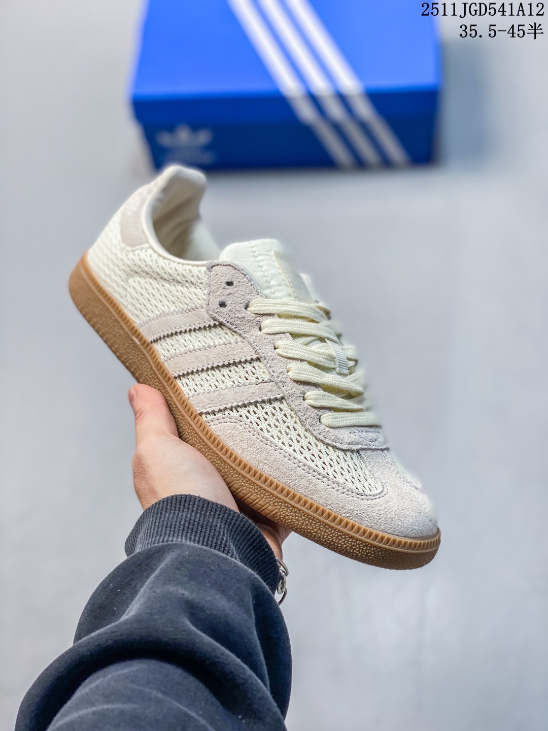 阿迪达斯 德训鞋 ADIDAS ORIGINALS SAMBA OG SHOES 经典运动鞋小白鞋「T头鞋」 彰显休闲摩登风情的时尚经典鞋.它诞生于50年代的足球场,随后走向街头和秀场.adidas Samba自成一格,堪称时尚标杆.这款Samba OG经典鞋,采用皮革鞋面,搭配橡胶外底,舒适休闲.含锯齿三条纹和别致T形鞋头,致敬Samba的传统设计.缀低调烫金细节,更添型格.忠于本源,热爱不老.• 常规版型• 系带设计• 皮革鞋面• 织物衬里• 橡胶外底. 11JGD541A12