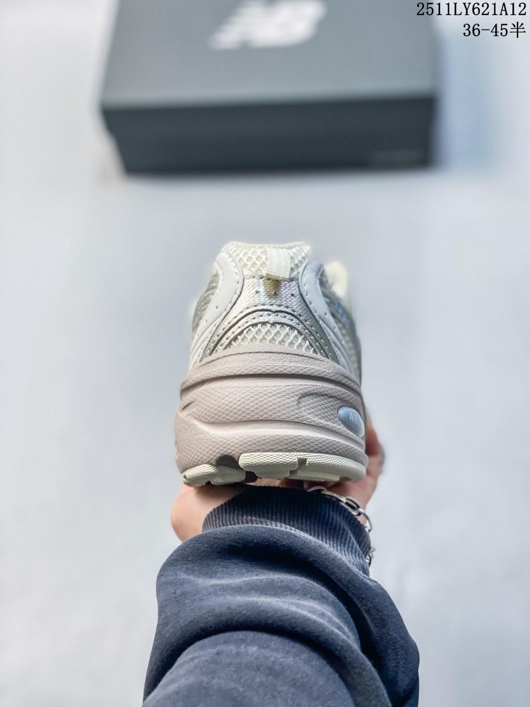 新百伦 NB530 New Balance 530 复跑古鞋NB530这鞋双确实是NB家经复典古款式之一,以全科新技诠释,成打功造530鞋款.鞋面保在持530基本线条和片层构结的同时,采更用为简洁、流畅设的计语言 货号:MR530SG 编码:HL28950210 半 11LY621A12