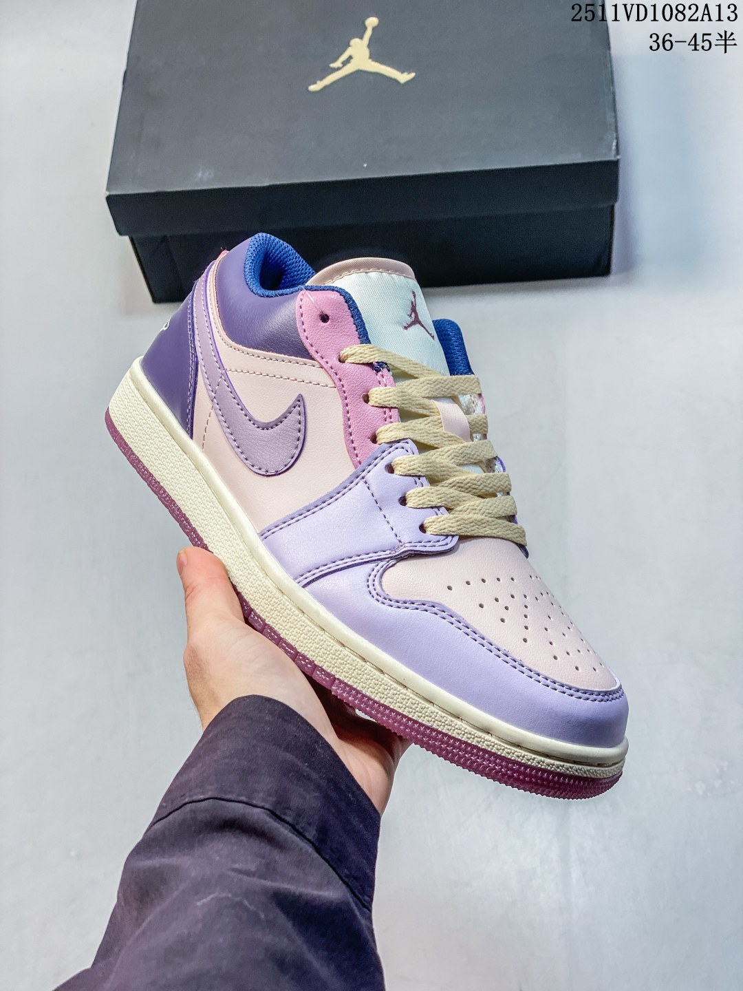 特价 头层拼接得️ 全码齐 长期补货 Air Jordan 1 Low OG "Black and Dark Powder Blue" 低帮 AJ1 乔丹1代 aj1 乔1 低邦 乔丹篮球鞋系列 整体以白色皮革材质为主色调呈现,搭配黑色Swoosh以及白色鞋面呈现.鞋带、鞋舌标签等均采用蓝色呈现,鞋舌黑色点缀,颜值十分低调百搭.此外后跟部分同样采用蓝色配色呈现,标志性的飞翼Logo则使用黑色压印点缀.鞋底也使用白色中底搭配蓝色橡胶外底设计,与鞋面配色相呼应! AJ1倒勾联名Travis Scott x Air Jordan 1 ” Reverse Mocha “ AJ1乔1 TS 闪电 联名倒钩 低帮文化篮球鞋 完美品质出货 细节如图所示 鞋面切割工整 冲孔整齐干净 中底拉帮线 整体清洁度非常好 货号:XS7089 612 ID:103214 11VD1082A13