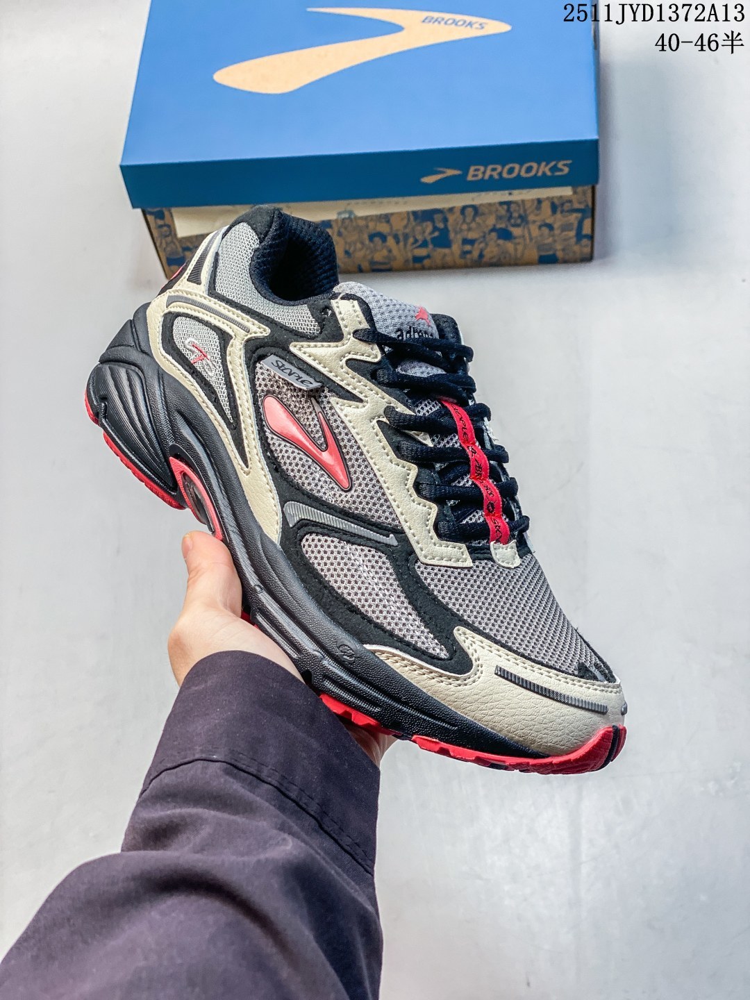 💰210 公司级
staple x Brooks布鲁克斯 Adrenaline GTS 4 舒适柔软 舒适百搭宽版防滑耐磨 低帮 休闲马拉松长跑跑步鞋 Brooks 四大跑鞋之一 百年品牌 跑鞋从外形上基本就能判断这是一款速度跑鞋 简洁干练的外形结构和极强的运动流线型看着非常有速度感 上脚的第一感觉是非常轻 美码9码的鞋单只206g不到 从个人偏好来说 200g左右的竞速鞋最具安全感 鞋面采用单层网布 很薄 前掌使用了大量开放式网眼 排气直接快速 透气性上乘 鞋舌也是轻量化设计 仅为一层麂皮 和脚背完美贴合 鞋舌中央有个防偏穿孔 从实际穿着来看 通常鞋舌都是外偏 如果是防偏穿孔位于中心 防偏效果其实并不十分有效 如果采用趋外侧的偏心设计更有效 鞋帮泡棉填充量不大 但非常紧凑 贴合舒适 包裹稳固 内置硬质TPU保证必要的稳定性 跑鞋中底采用的是DNA FLASH科技材料 DNA FLASH中底科技 是Brooks第一款将氮气注入中底的创新科技 主要原理是借助“超临界流体”发泡技术 将液态氮稳定的转化为气态氮 并使其均匀地形成无数紧密贴合的密闭式气囊结构 
尺码40-46半
11JYD1372A13