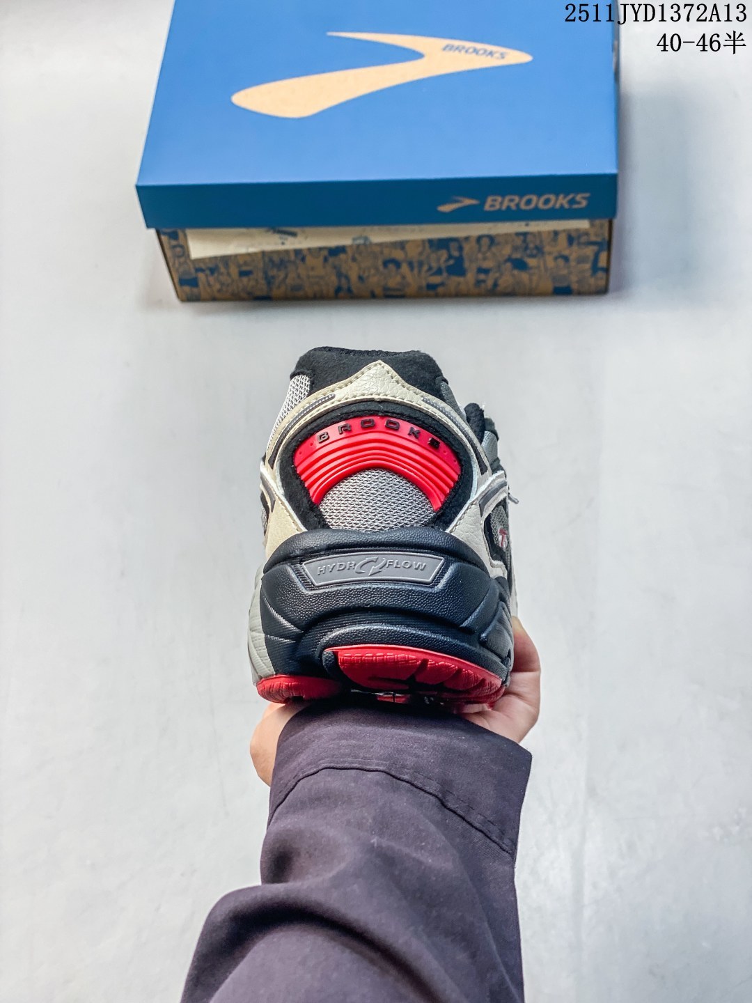 💰210 公司级
staple x Brooks布鲁克斯 Adrenaline GTS 4 舒适柔软 舒适百搭宽版防滑耐磨 低帮 休闲马拉松长跑跑步鞋 Brooks 四大跑鞋之一 百年品牌 跑鞋从外形上基本就能判断这是一款速度跑鞋 简洁干练的外形结构和极强的运动流线型看着非常有速度感 上脚的第一感觉是非常轻 美码9码的鞋单只206g不到 从个人偏好来说 200g左右的竞速鞋最具安全感 鞋面采用单层网布 很薄 前掌使用了大量开放式网眼 排气直接快速 透气性上乘 鞋舌也是轻量化设计 仅为一层麂皮 和脚背完美贴合 鞋舌中央有个防偏穿孔 从实际穿着来看 通常鞋舌都是外偏 如果是防偏穿孔位于中心 防偏效果其实并不十分有效 如果采用趋外侧的偏心设计更有效 鞋帮泡棉填充量不大 但非常紧凑 贴合舒适 包裹稳固 内置硬质TPU保证必要的稳定性 跑鞋中底采用的是DNA FLASH科技材料 DNA FLASH中底科技 是Brooks第一款将氮气注入中底的创新科技 主要原理是借助“超临界流体”发泡技术 将液态氮稳定的转化为气态氮 并使其均匀地形成无数紧密贴合的密闭式气囊结构 
尺码40-46半
11JYD1372A13