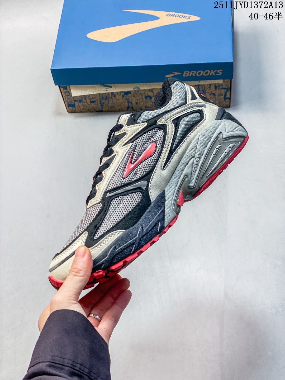 💰210 公司级
staple x Brooks布鲁克斯 Adrenaline GTS 4 舒适柔软 舒适百搭宽版防滑耐磨 低帮 休闲马拉松长跑跑步鞋 Brooks 四大跑鞋之一 百年品牌 跑鞋从外形上基本就能判断这是一款速度跑鞋 简洁干练的外形结构和极强的运动流线型看着非常有速度感 上脚的第一感觉是非常轻 美码9码的鞋单只206g不到 从个人偏好来说 200g左右的竞速鞋最具安全感 鞋面采用单层网布 很薄 前掌使用了大量开放式网眼 排气直接快速 透气性上乘 鞋舌也是轻量化设计 仅为一层麂皮 和脚背完美贴合 鞋舌中央有个防偏穿孔 从实际穿着来看 通常鞋舌都是外偏 如果是防偏穿孔位于中心 防偏效果其实并不十分有效 如果采用趋外侧的偏心设计更有效 鞋帮泡棉填充量不大 但非常紧凑 贴合舒适 包裹稳固 内置硬质TPU保证必要的稳定性 跑鞋中底采用的是DNA FLASH科技材料 DNA FLASH中底科技 是Brooks第一款将氮气注入中底的创新科技 主要原理是借助“超临界流体”发泡技术 将液态氮稳定的转化为气态氮 并使其均匀地形成无数紧密贴合的密闭式气囊结构 
尺码40-46半
11JYD1372A13