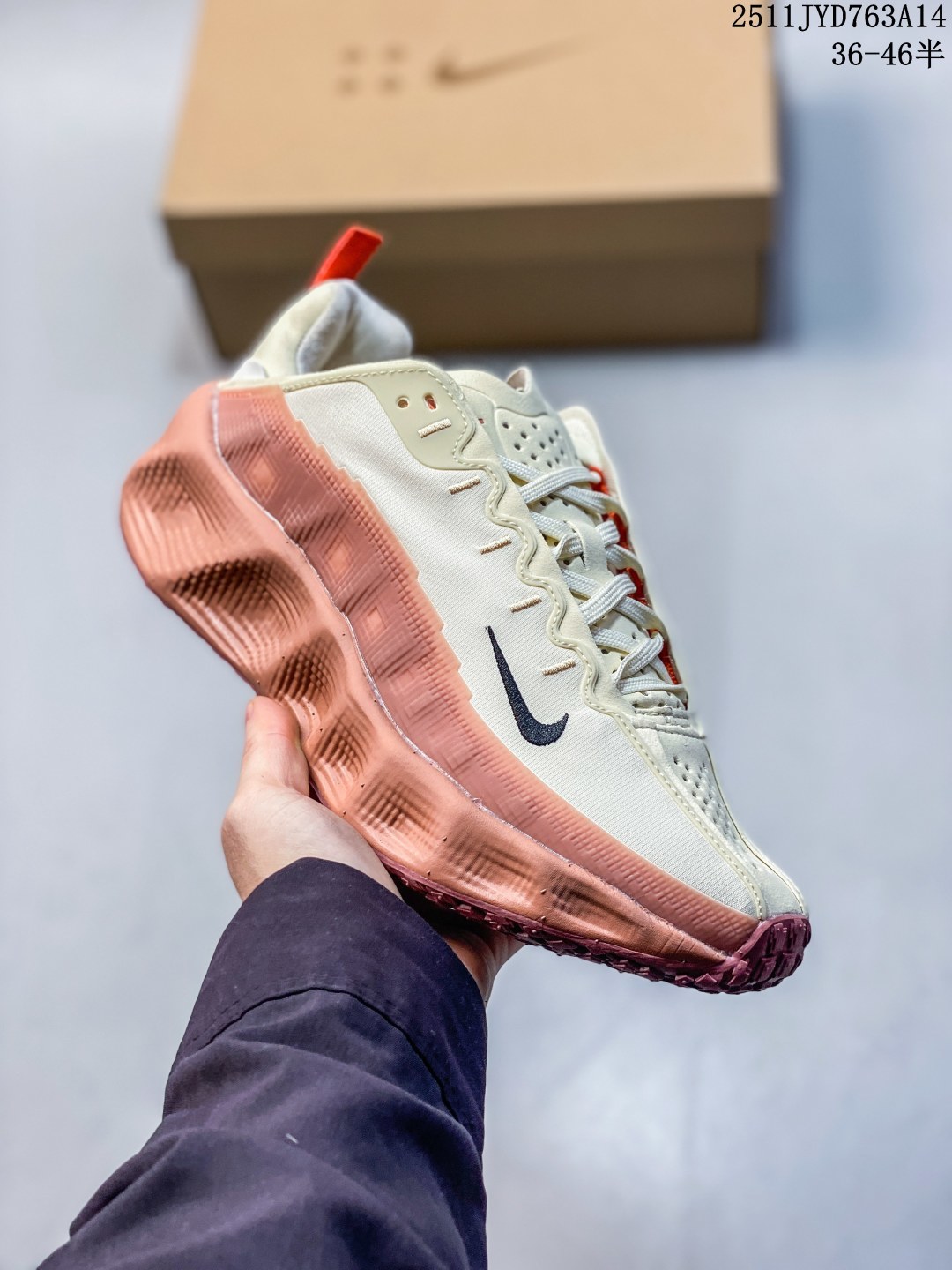 💰210。纯原
Nike Ava Rover全新鞋型 2025秋季来袭
ReactX科技底+像素化TPU 这配置太顶了!
🔥 硬核设计解析|户外机能拉满
✅ ReactX越野大底:
✨ 矩形深齿纹=山地抓地力MAX
✨ 模制侧壁支撑 崎岖地形稳如狗
✅ 未来感材质拼接:
▪️ 像素化TPU挡泥板(防泼水+防刮)
▪️ ACG同款轻量网布 透气不闷脚
✅ 三款首发配色:
▪️ 黑/红杉撞色(7.25首发)
▪️ 黑/蓝灰渐变(户外多巴胺)
▪️ 全黑隐形款(城市通勤神器)
✨ 冷知识暴击:
1️⃣ 鞋带系统暗藏 快拆机关(一秒切换模式)
2️⃣ 鞋垫印有 等高线地图(户外彩蛋)
3️⃣ 这是ReactX 首次下放至户外鞋
#机能穿搭 #户外跑鞋 #Gorpcore
(评论区蹲个山地车搭子!)🚵
货号:Nike Ava Rover
鞋码:36-46半码
11JYD763A14