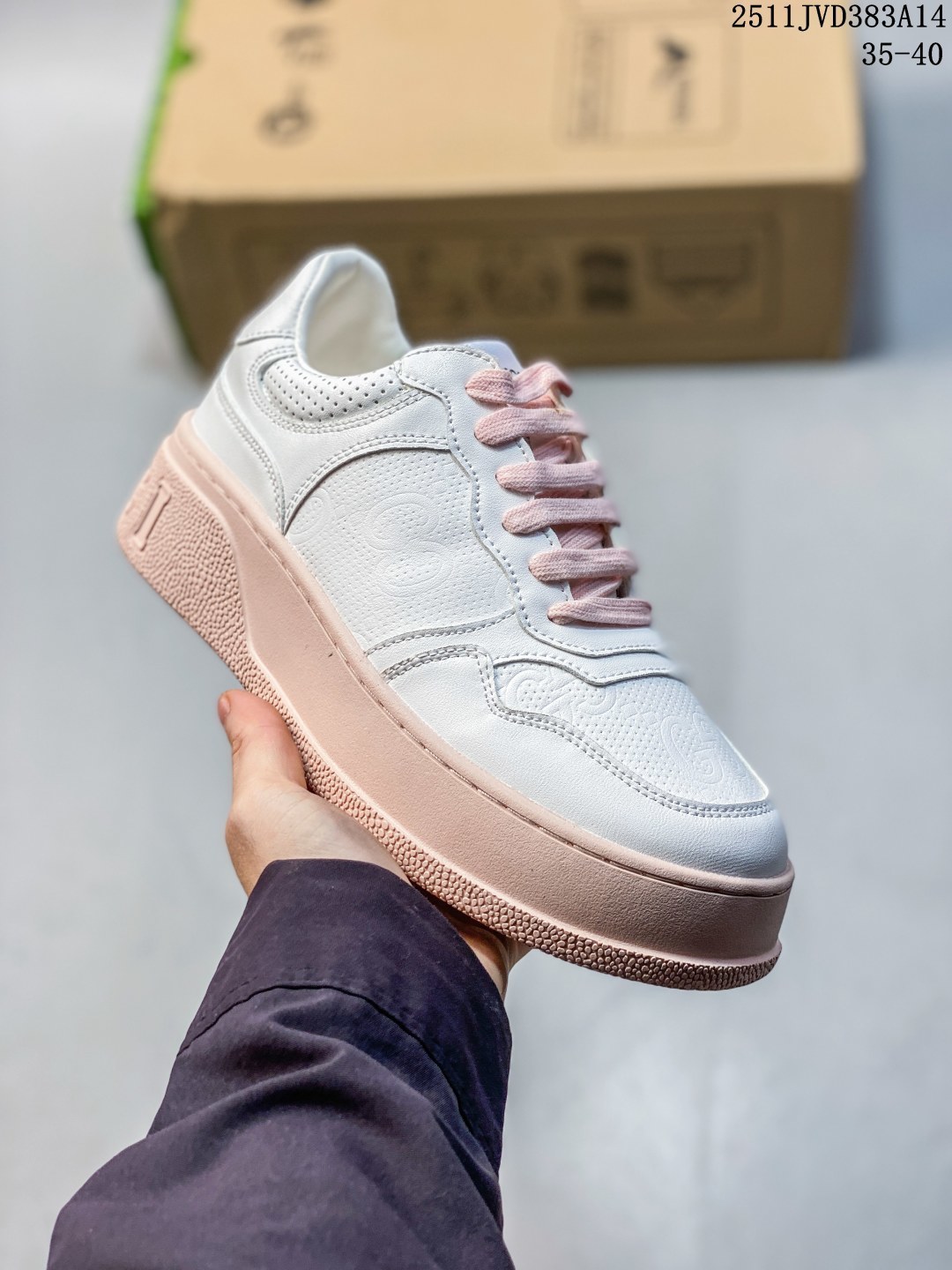 公司级 Gucci Chunky B Screener GG 古驰饼干鞋运动休闲鞋系列 原版盒子 官方一致原版 原标原盒 官方全套配件 原装雪梨形超软沙绒纸团 手工上线 不开胶 该品牌鞋款在制作中使用的是环保植物胶水 采用版凝胶技术(空胶工艺)存在一些缝隙属于正常现象 JLD383A14