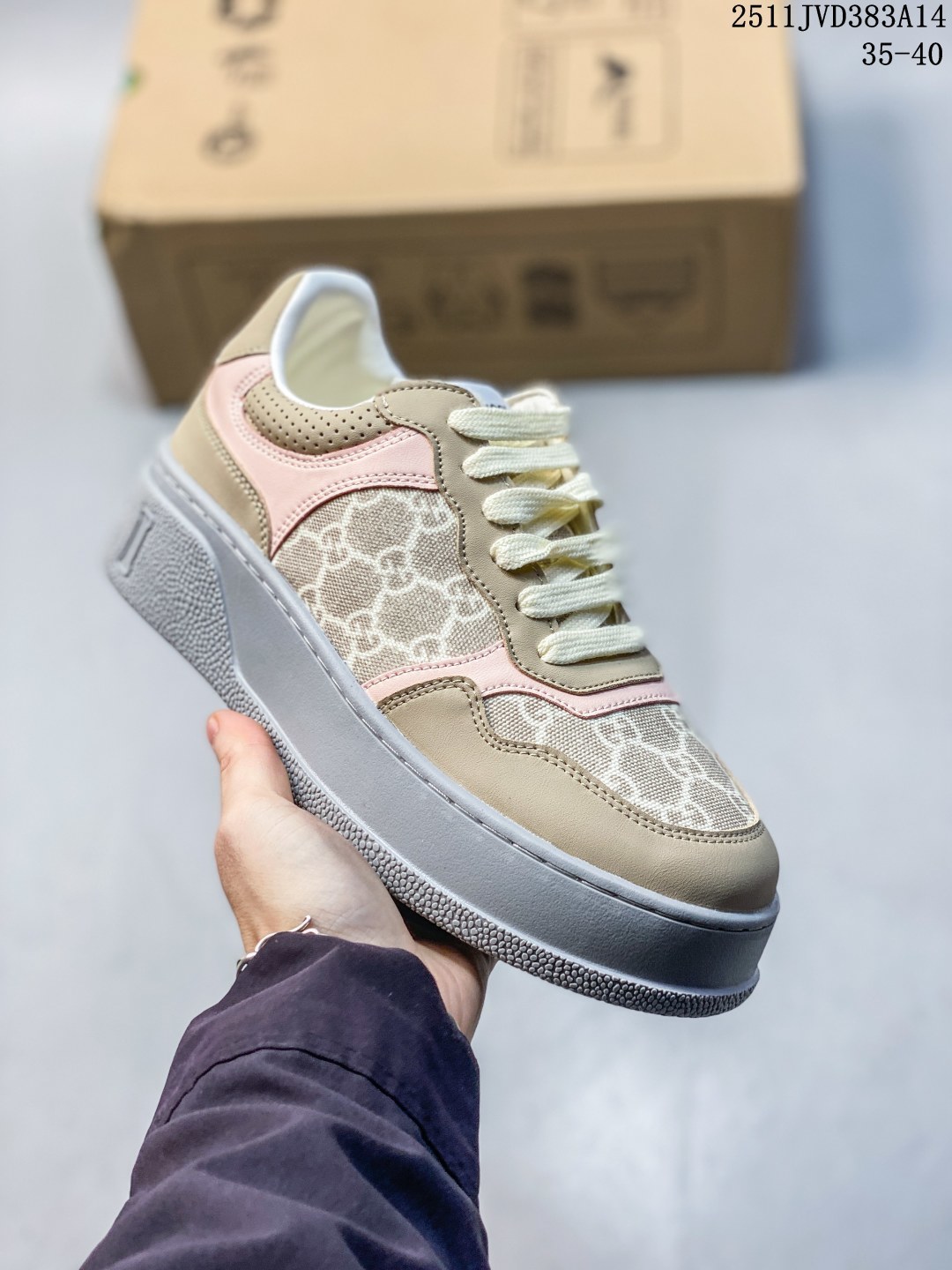 公司级 Gucci Chunky B Screener GG 古驰饼干鞋运动休闲鞋系列 原版盒子 官方一致原版 原标原盒 官方全套配件 原装雪梨形超软沙绒纸团 手工上线 不开胶 该品牌鞋款在制作中使用的是环保植物胶水 采用版凝胶技术(空胶工艺)存在一些缝隙属于正常现象 JLD383A14