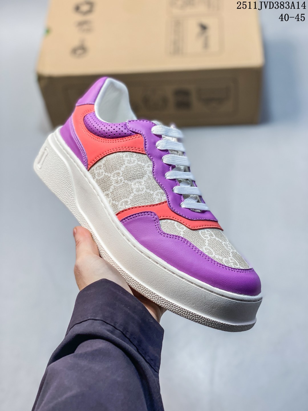 公司级 Gucci Chunky B Screener GG 古驰饼干鞋运动休闲鞋系列 原版盒子 官方一致原版 原标原盒 官方全套配件 原装雪梨形超软沙绒纸团 手工上线 不开胶 该品牌鞋款在制作中使用的是环保植物胶水 采用版凝胶技术(空胶工艺)存在一些缝隙属于正常现象 JLD383A14