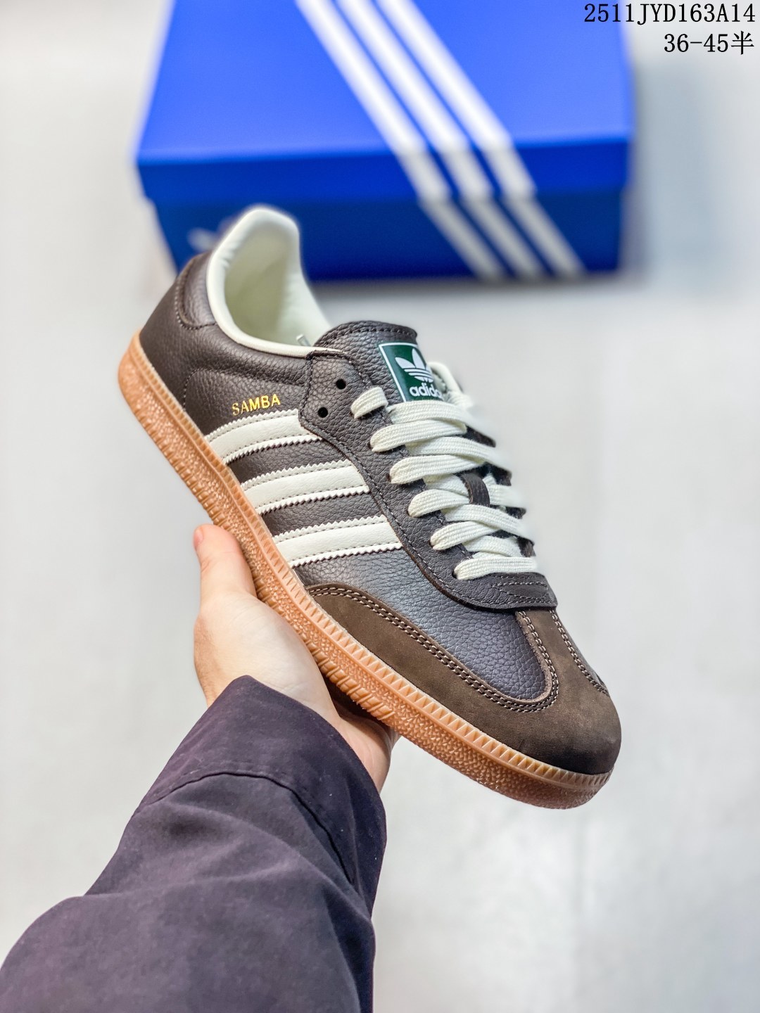 【纯原】阿迪达斯 德训鞋 ADIDAS ORIGINALS SAMBA OG SHOES 经典运动鞋小白鞋「T头鞋」男女鞋 彰显休闲摩登风情的时尚经典鞋.它诞生于50年代的足球场,随后走向街头和秀场.adidas Samba自成一格,堪称时尚标杆.这款Samba OG经典鞋,采用柔软皮革鞋面,搭配橡胶外底,舒适休闲.含锯齿三条纹和别致T形鞋头,致敬Samba的传统设计.缀低调烫金细节,更添型格.忠于本源,热爱不老.• 常规版型• 系带设计• 皮革鞋面• 织物衬里• 橡胶外底. 11JYD163A14