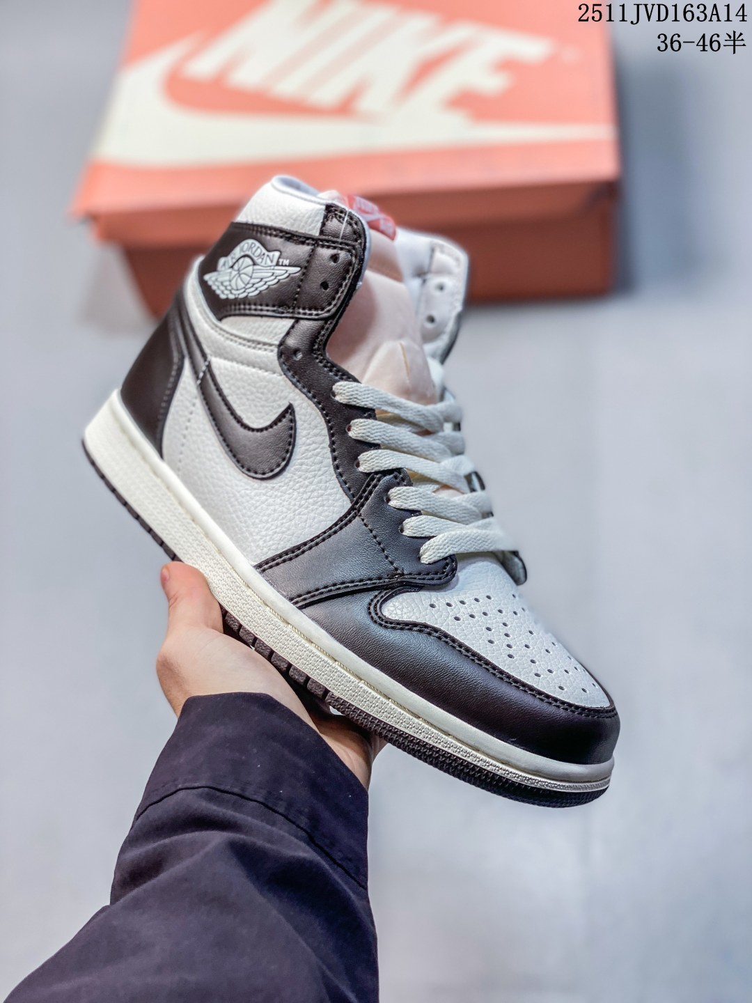 【高品质】耐克(NIKE)AIR JORDAN 1 MID 男女子篮球鞋时尚轻盈板鞋AJ1乔1运动鞋 乔丹一代 高帮复古休闲篮球鞋.AIR JORDAN 1 MID 搭载内置AIR气垫,柔软、舒适的缓震效果完美捍卫双脚的稳定状态,为起跳、急停和落地等场上动作提供最可靠的保护,即使在面对如今更加激烈的对抗战局时,依然能助你一臂之力,赢得赛场优势.硬质橡胶外底结合弯曲槽和圆形纹路的设计带来一流抓地力与耐磨性,超凡效果让你的每一次出手都弹无虚发.AIR JORDAN 1 MID AJ系列已成为篮球场上的永恒传奇,如今AIR JORDAN 1 MID 承载传统荣耀,将元年神韵与创新元素完美结合,以精致、简约的设计结合匠心独具的细节缔造出足以匹配JORDAN品牌和飞人精神的舒适感、合脚性与透气性.经典AIR气垫和“AIR JORDAN 翅膀”标识更无时无刻不唤起飞人球迷和AJ鞋迷的回忆,值得你纳入珍藏. 11JVD163A14