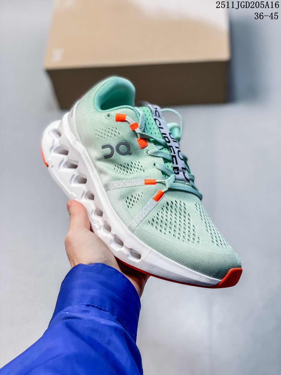 💰140
On 昂跑 Cloudsurfer 2 轻量运动休闲鞋！脚感很舒服，鞋底柔软且包裹性好，上脚显腿长，不用系鞋带很方便～ 不管休闲还是运动都很百搭。
尺码：36 37 38 39 40 41 42 43 44 45
11JGD205A16
