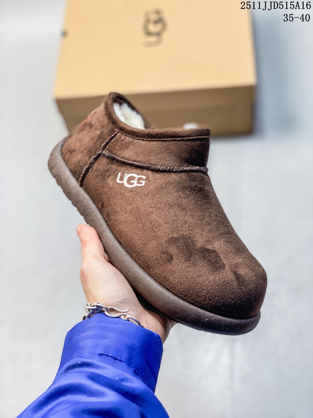 💰130
UGG 塔茨系列加厚款 穆勒风包头5CM半拖鞋 民族风秋冬雪地靴 
羊皮毛一体高品质 保暖锁热 一脚蹬
采用TPU模压定型翻毛皮鞋面材质 内嵌人造卷曲羊毛毛绒里衬和选用10毫米UGGPURE 植入式羊毛里衬与可拆卸的UGGPURE 植入式羊毛鞋垫 轻便防滑舒适橡胶外底 
11JJD515A16