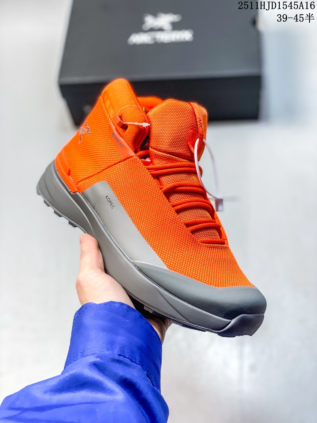 🈴️💰330
纯原✅Arcteryx始祖鸟 KOPEC MID GTX 覆盖防水 中帮户外登山徒步鞋
特有的独立衬垫 穿着更合脚 带有Gore-Tex防水内衬 提供透气性和防风雨性能 同时内靴带有橡胶平底 与外靴分离后可单独作为营地鞋使用 鞋面为无缝层压拼接的4层结构 兼顾耐久和轻量 并提供足够的透气性 中底使用轻量的EVA泡沫制成 轻量柔软具有弹性 并吸收脚部作用力 Bora系列的Vibram大底通过不同模块的组合 使其具备了较好的支撑性和抓地力 在脚跟部位特别设计了Y型突起结构 稳定脚部动作 提升制动功能 适合徒步 登山等户外活动
尺码:39 40 40.5 41 42 42.5 43 44 45
11HJD1545A16