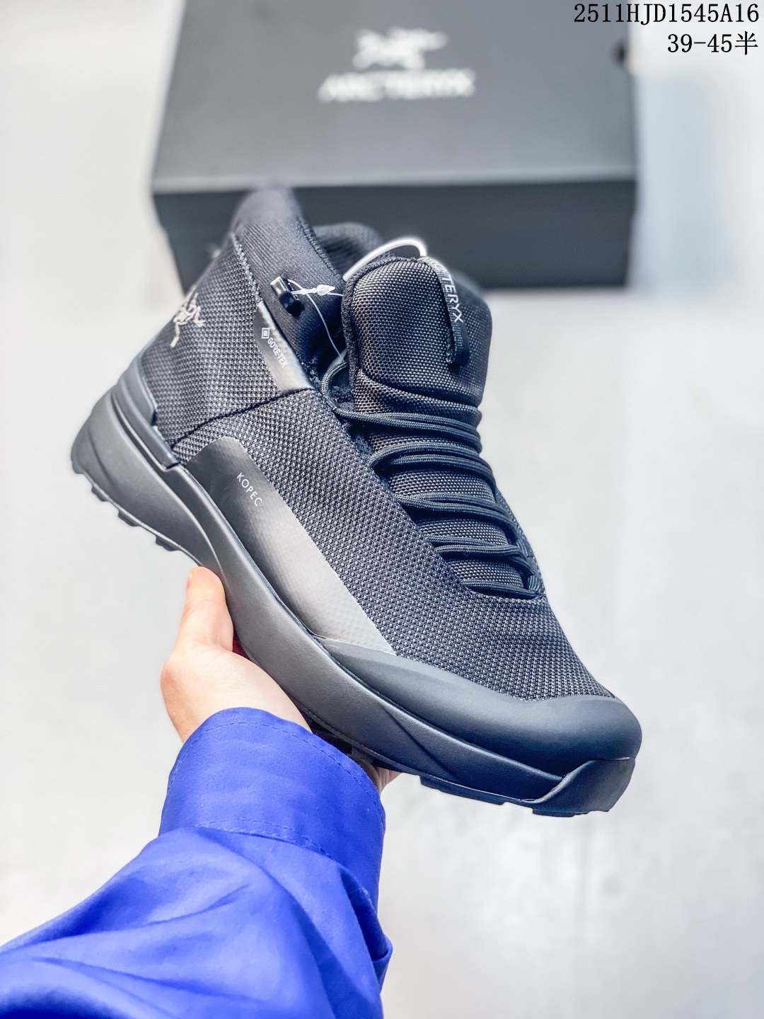 💰330
纯原✅Arcteryx始祖鸟 KOPEC MID GTX 覆盖防水 中帮户外登山徒步鞋
特有的独立衬垫 穿着更合脚 带有Gore-Tex防水内衬 提供透气性和防风雨性能 同时内靴带有橡胶平底 与外靴分离后可单独作为营地鞋使用 鞋面为无缝层压拼接的4层结构 兼顾耐久和轻量 并提供足够的透气性 中底使用轻量的EVA泡沫制成 轻量柔软具有弹性 并吸收脚部作用力 Bora系列的Vibram大底通过不同模块的组合 使其具备了较好的支撑性和抓地力 在脚跟部位特别设计了Y型突起结构 稳定脚部动作 提升制动功能 适合徒步 登山等户外活动
尺码:39 40 40.5 41 42 42.5 43 44 45
11HJD1545A16