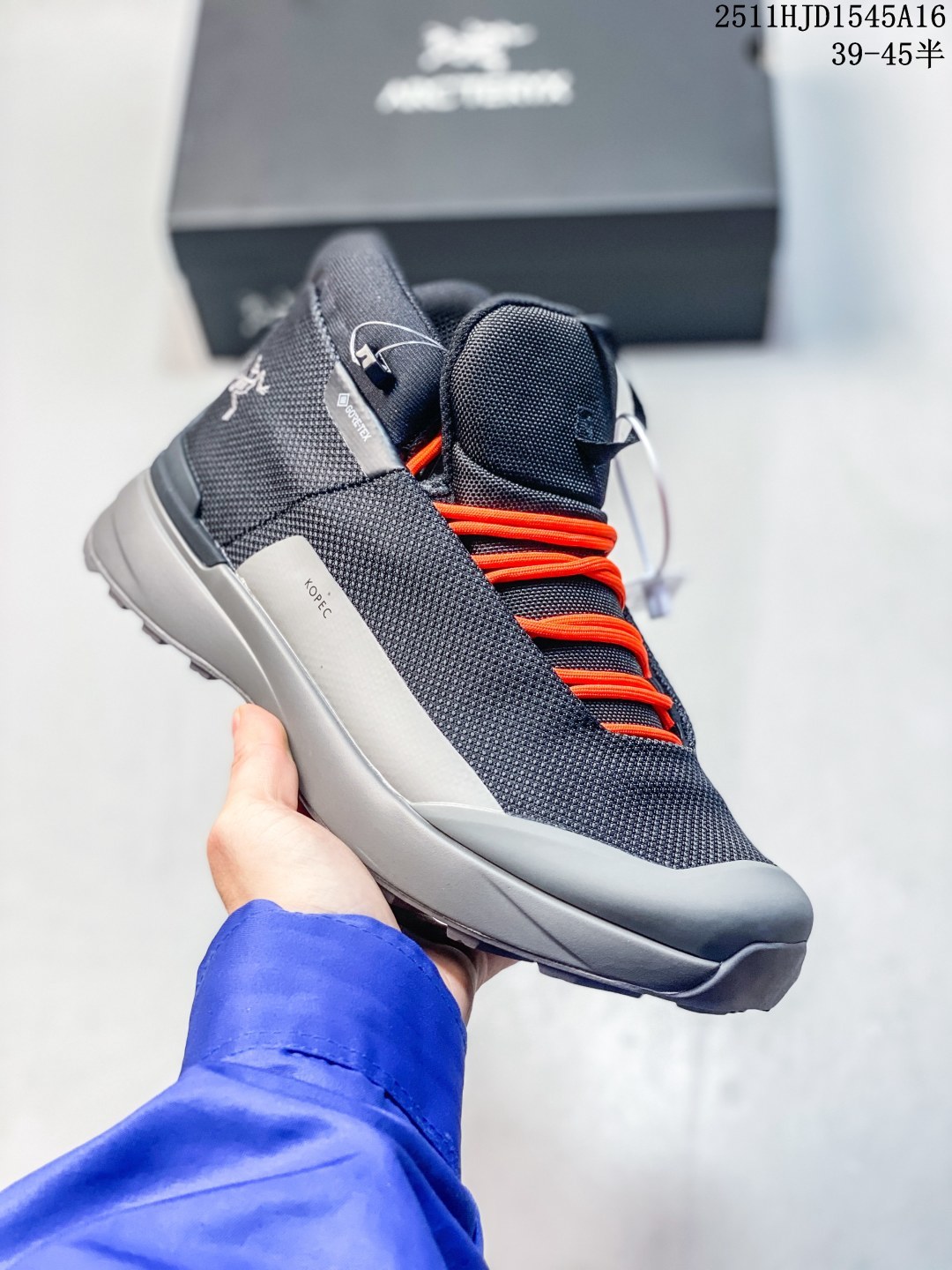 💰330
纯原✅Arcteryx始祖鸟 KOPEC MID GTX 覆盖防水 中帮户外登山徒步鞋
特有的独立衬垫 穿着更合脚 带有Gore-Tex防水内衬 提供透气性和防风雨性能 同时内靴带有橡胶平底 与外靴分离后可单独作为营地鞋使用 鞋面为无缝层压拼接的4层结构 兼顾耐久和轻量 并提供足够的透气性 中底使用轻量的EVA泡沫制成 轻量柔软具有弹性 并吸收脚部作用力 Bora系列的Vibram大底通过不同模块的组合 使其具备了较好的支撑性和抓地力 在脚跟部位特别设计了Y型突起结构 稳定脚部动作 提升制动功能 适合徒步 登山等户外活动
尺码:39 40 40.5 41 42 42.5 43 44 45
11HJD1545A16