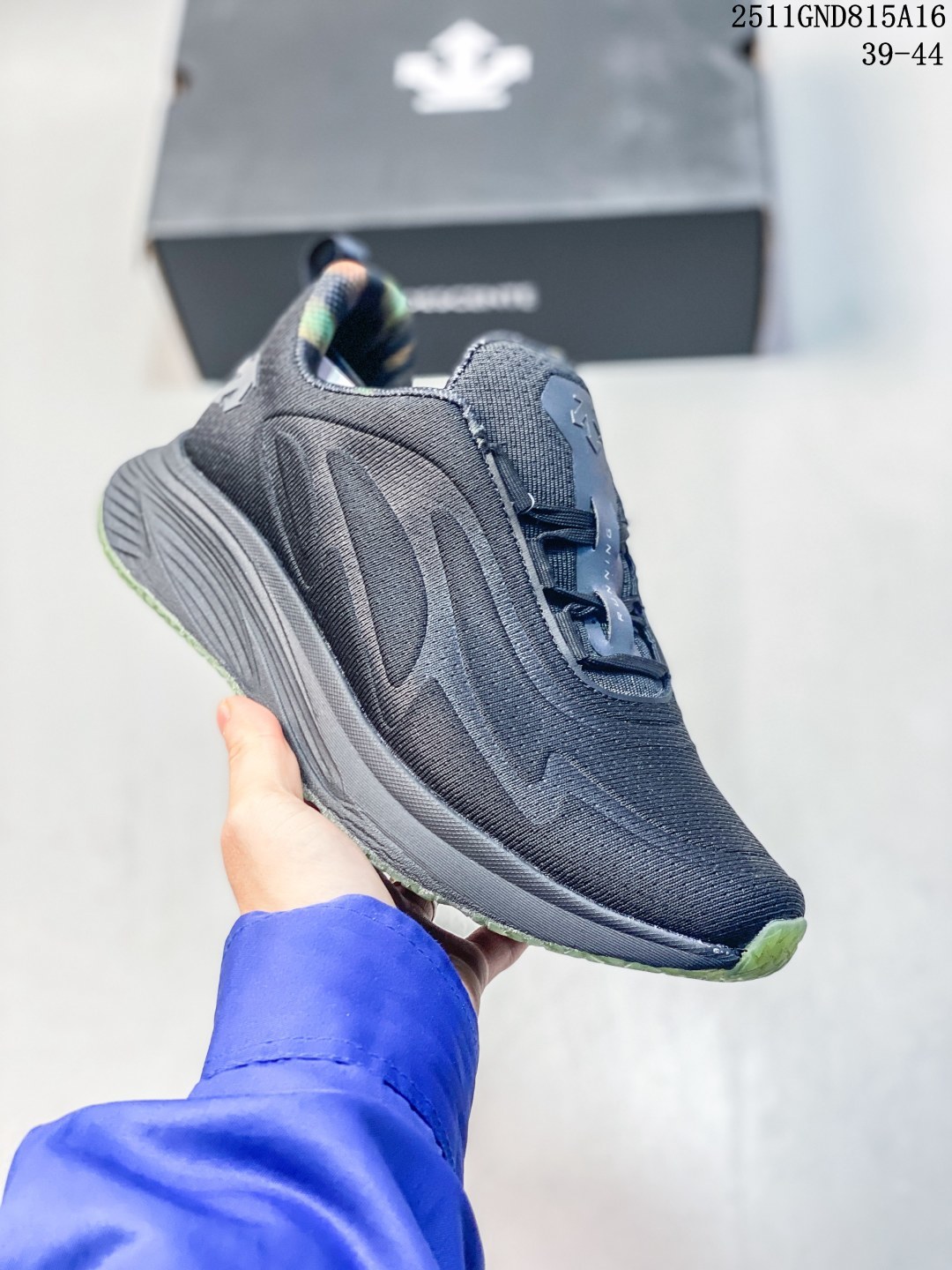 💰310
DESCENTE迪桑特轻盈缓震透气鞋面时尚休闲运动男子越野跑鞋 官方同步上架适合技术路线单日徒步穿着 aeriosflgtx鞋受到长途野外跑步鞋的启发 适合在变化的地形上进行快速轻快的徒步旅行穿着，舒适而有支撑性，使您充满信心。尺码：39-44
11GND815A16