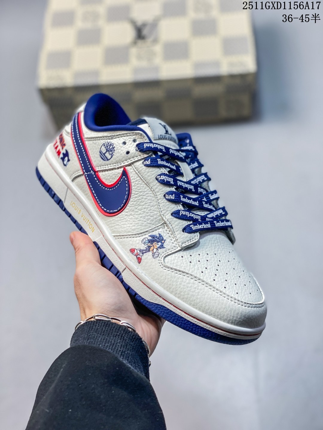 💰260
Nike SB Dunk Low“LV 索尼克 三方联名——奶白绛蓝”  高端定制 低帮休闲板鞋 定制鞋盒  大厂纯原品质出货 超高清洁度 皮料切割干净无任何毛边 细节完美 
 货号：NH0601-479
 Size:36 36.5 37.5 38 38.5 39 40 40.5 41 42 42.5 43 44 44.5 45
11GXD1156A17