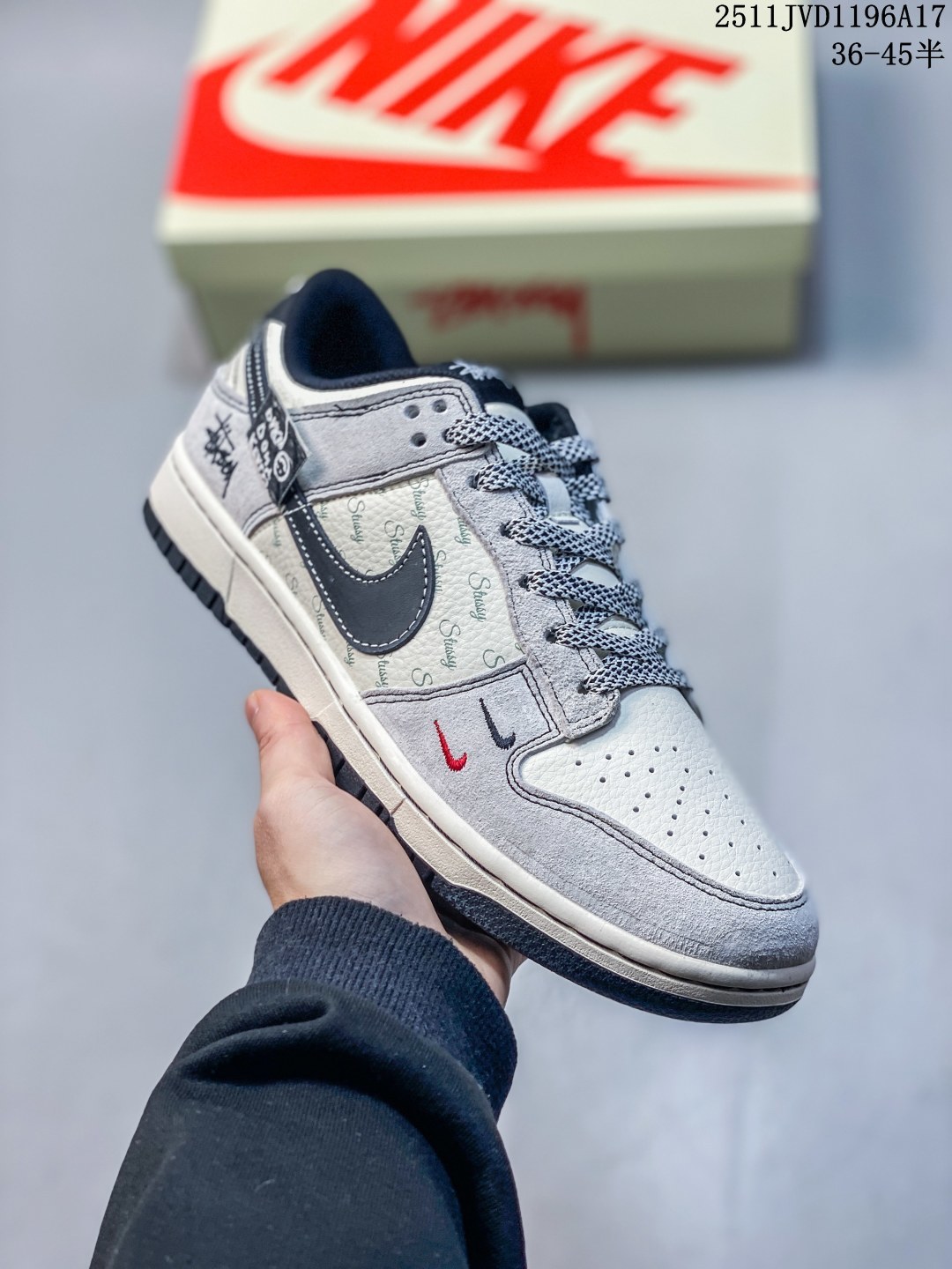 💰190
海外爆款限量发售！公司级 Nike SB Dunk Low“斯图西三方联名——贴布黑勾” 周年高端定制 低帮休闲板鞋 定制鞋盒 大厂纯原品质出货 超高清洁度 皮料切割干净无任何毛边 细节完美 
货号：YX5066-222 
Size:36 36.5 37.5 38 38.5 39 40 40.5 41 42 42.5 43 44 44.5 45
11JVD1196A17