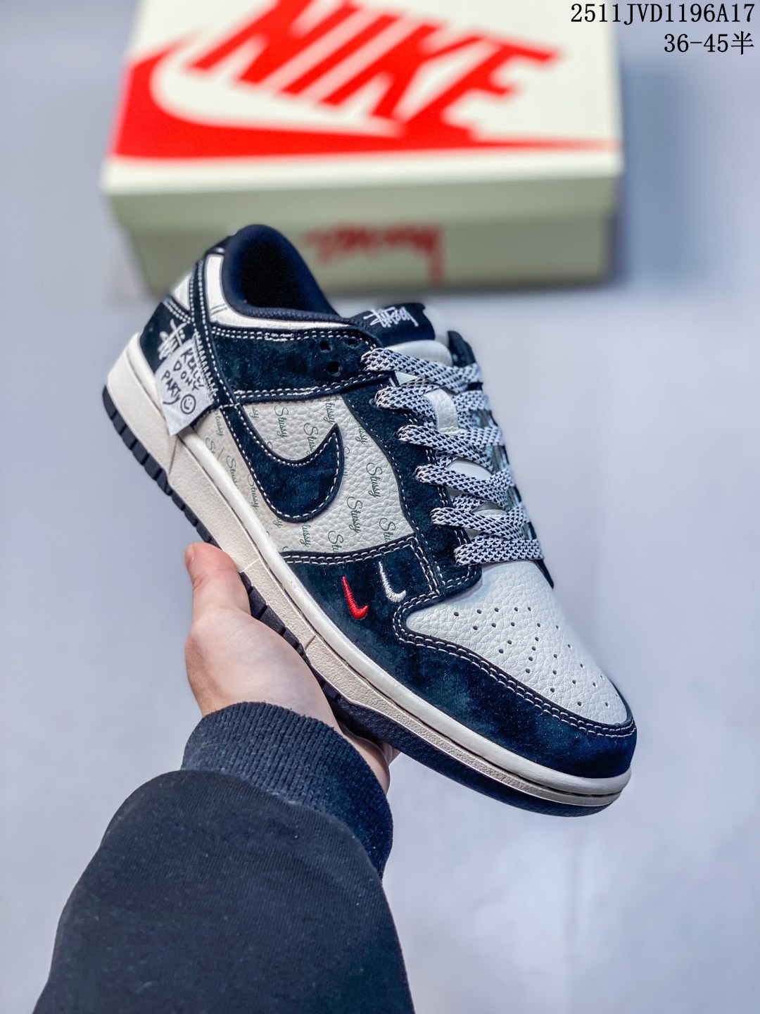💰190
海外爆款限量发售！公司级 Nike SB Dunk Low“斯图西三方联名——贴布黑勾” 周年高端定制 低帮休闲板鞋 定制鞋盒 大厂纯原品质出货 超高清洁度 皮料切割干净无任何毛边 细节完美 
货号：YX5066-222 
Size:36 36.5 37.5 38 38.5 39 40 40.5 41 42 42.5 43 44 44.5 45
11JVD1196A17