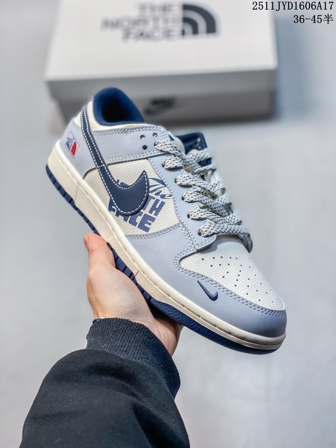 💰170
海外爆款限量发售！Nike SB Dunk Low “北面联名——英文米灰蓝勾” 高端定制 低帮休闲板鞋 定制鞋盒 大厂纯原品质出货 超高清洁度 皮料切割干净无任何毛边 细节完美
货号：XF8698-205
Size：36 36.5 37.5 38 38.5 39 40 40.5 41 42 42.5 43 44 44.5 45
11JYD1606A187