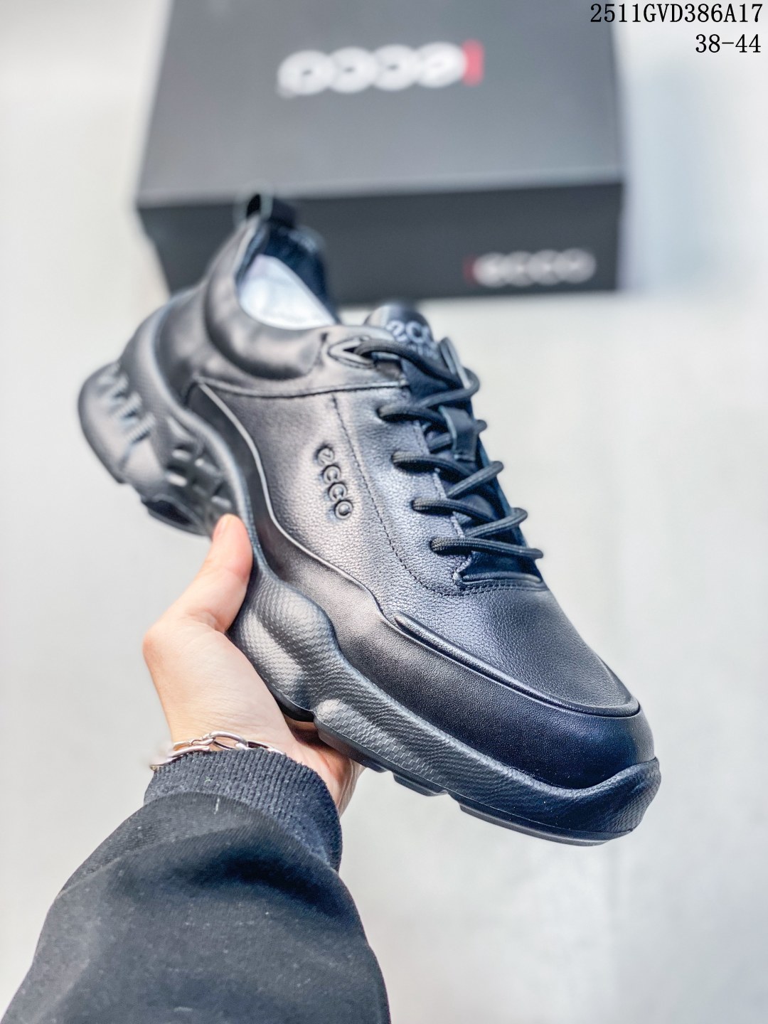 💰290 ECCO爱步运动鞋男鞋 秋冬真皮休闲防滑跑步鞋 健步BIOM系列黑武士 全鞋面采用牛皮革制作 纹理自然 柔韧耐穿 自然律动科技,符合人体工学鞋楦 贴近足部自然形态 PU中底 带来轻盈舒适的上脚感受 强效缓震与能量回弹 增加运动时的稳定和舒适 橡胶大底 抓地力强 具有良好的耐磨性 都市探索 步履悠然 码数:38 39 40 41 42 43 44(皮鞋码) 11GVD386A17