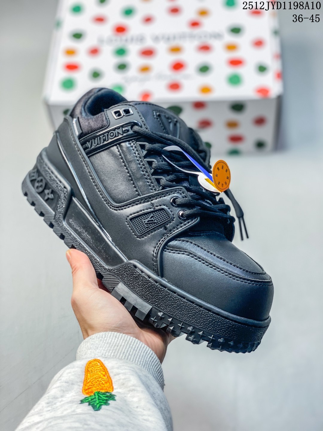 LOUIS VUITTON Trainer Maxi 小胖丁 全黑 广东原产高性价比,采用皮革鞋面材质,内里小羊皮打造及去味海玻璃脚垫,空胶工艺,外置耐磨橡胶大底,点缀饰珠低帮板鞋男女同款. 类型:男女鞋 货号:1ADEUH 無半码 12JYD1198A10