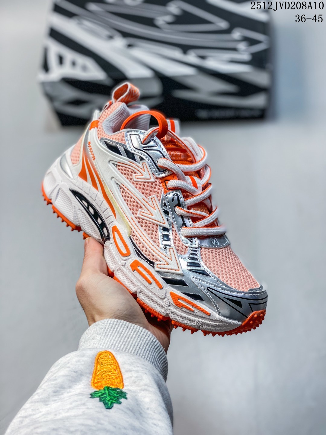 💰190
Off-White 男女同款OW BE RIGHT BACK休闲运动鞋
新款 BE RIGHT BACK 运动鞋将跑步美学融入日常造型。这款运动鞋由网眼布和合成皮革组合而成，采用了多种品牌标志性设计元素，并引入了充满活力的全新箭头语言。
12JVD208A10