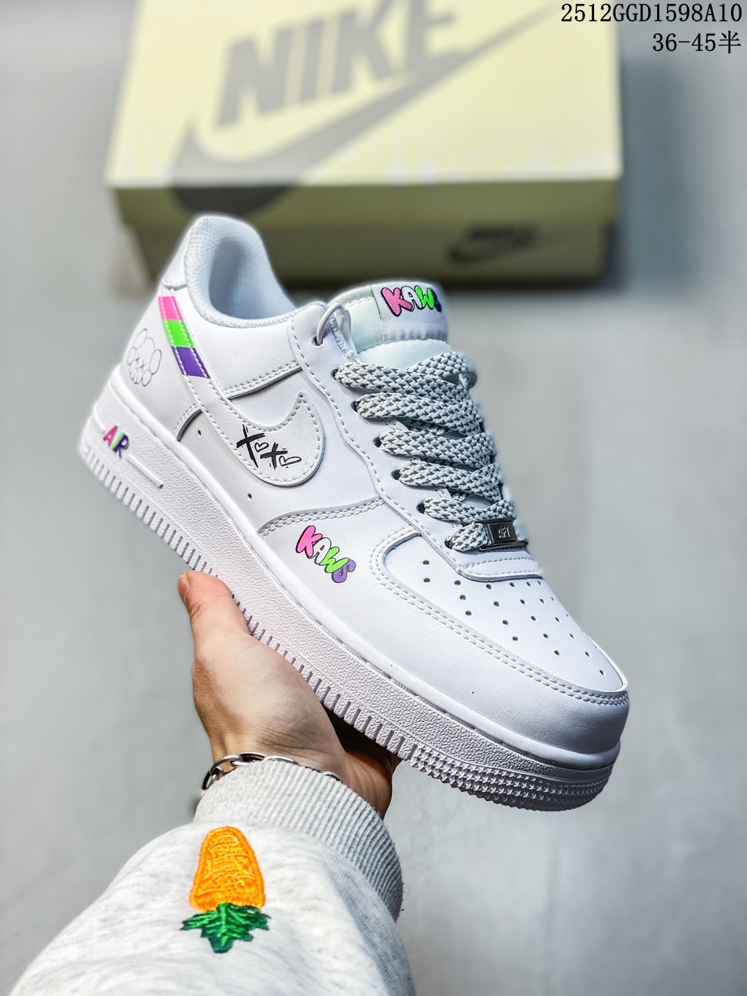 纯原 Nike Air Force 1 Low × KAWS联名款,直接把潮玩基因焊在鞋上了! 纯白鞋身打底,撞色KAWS标志性“XX眼”Logo+彩色字母标识,甜酷感拉满,日常穿搭随便搭都能出片~鞋侧的拼色条纹+后跟小玩偶图案,细节里全是设计巧思,属于“上脚自带焦点”的款!货号XS1958-620,潮人鞋柜必蹲的联名款,这波颜值真的稳赢~ 12GGD1598A10