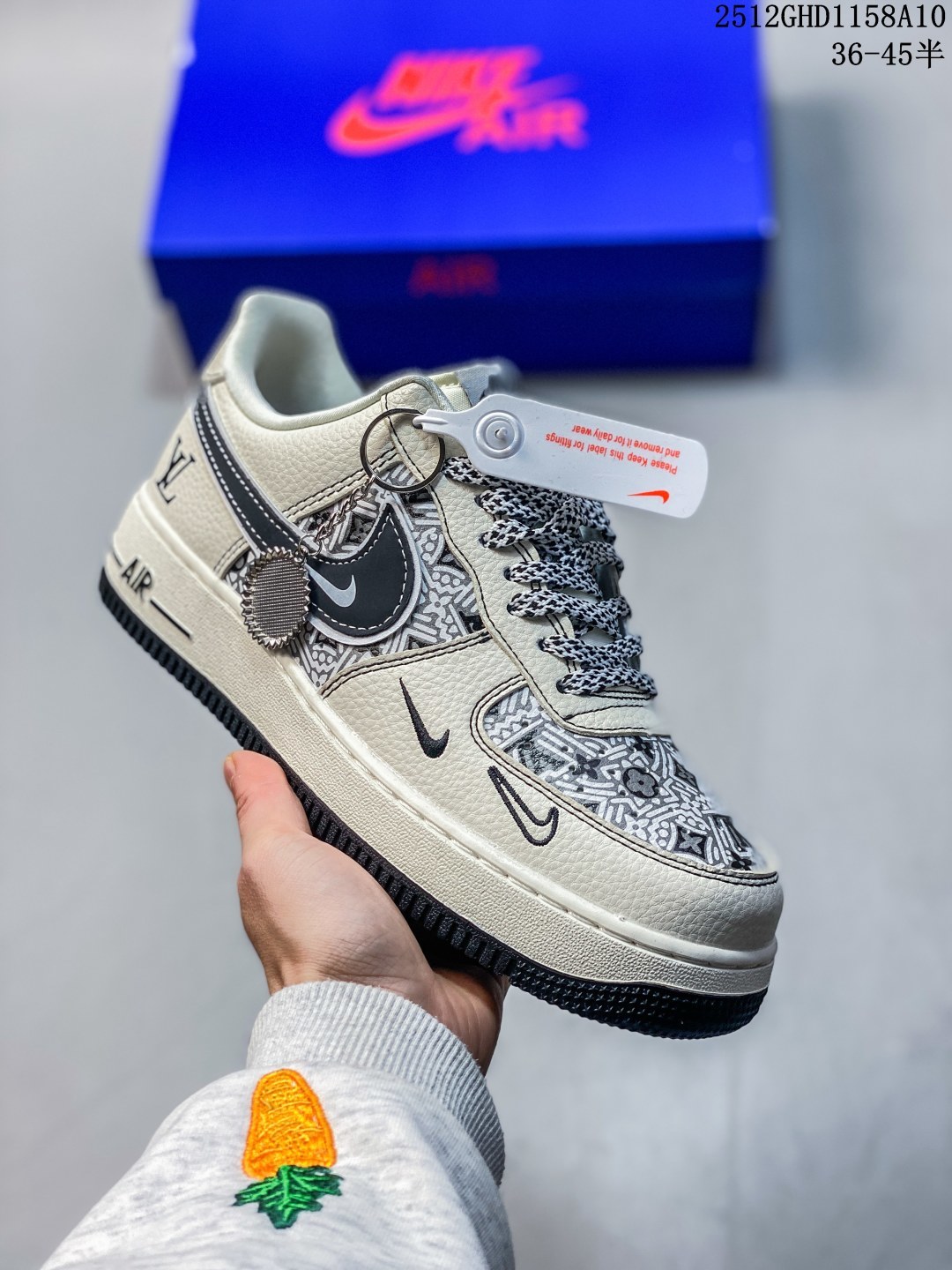 💰290。纯原
AF1×LV这波“艺术奢潮”，直接把高级感踩在脚面！奶白底色裹满几何老花肌理，双勾+LV标识叠满奢华buff
是空军一号的松弛脚感，更是能上脚的艺术级奢牌单品
货号SY1388-016，这双“行走的风格藏品”谁看了不心动？
Size：36 36.5 37.5 38 38.5 39 40 40.5 41 42 42.5 43 44 44.5 45
12GHD1158A10